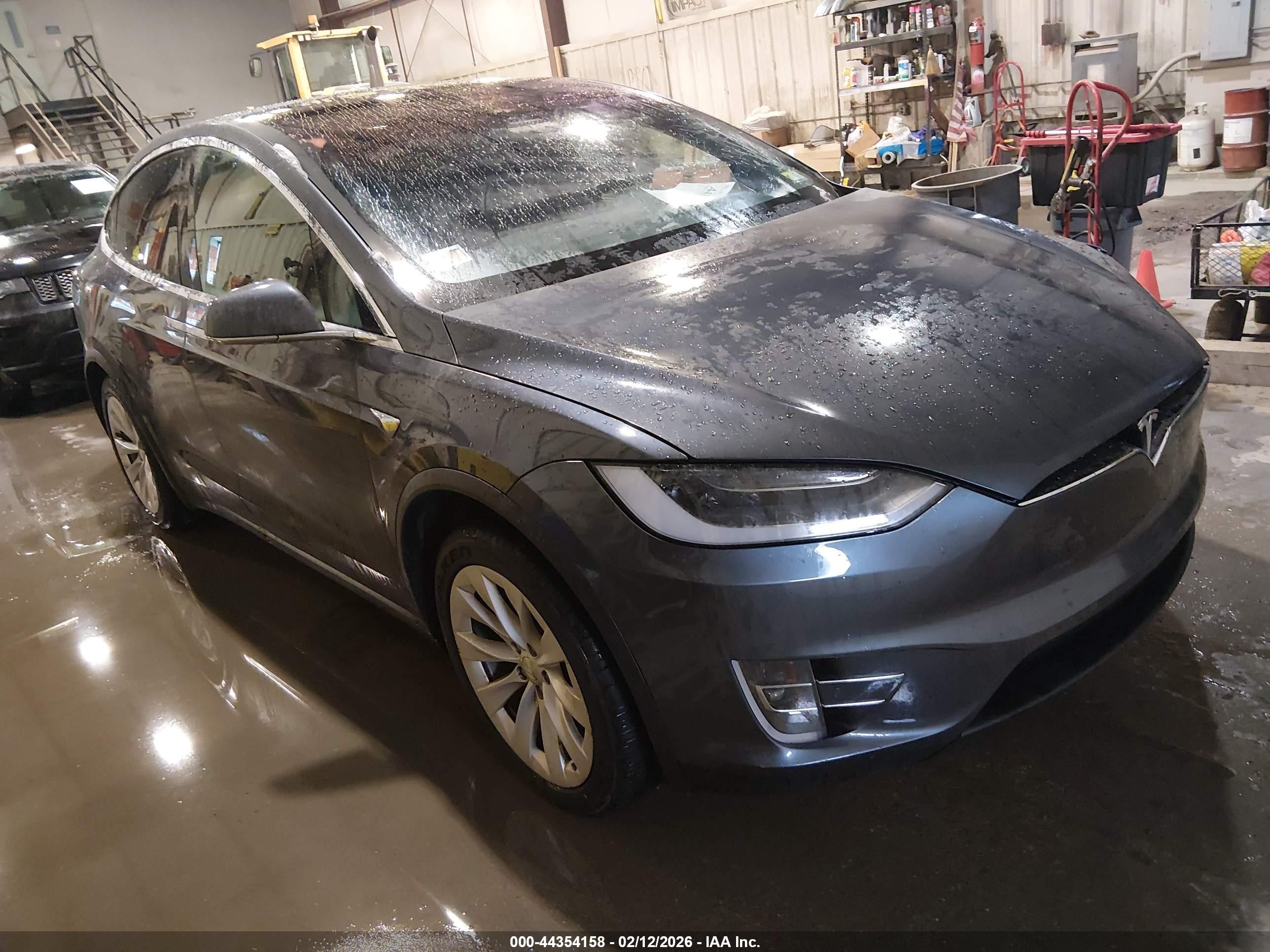 2019 Tesla Model X 75D, VIN 5YJXCDE2XKF206518 — Front end