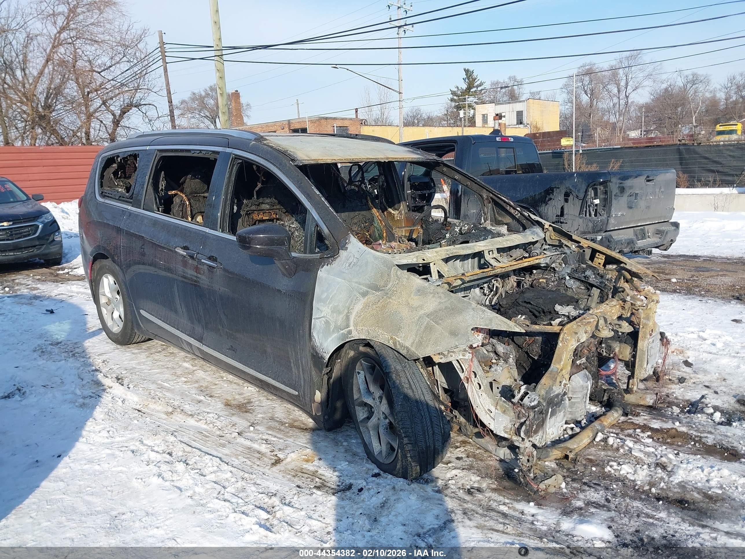 2018 Chrysler Pacifica Touring L Plus, VIN 2C4RC1EG9JR132854 — Пожар в салоне