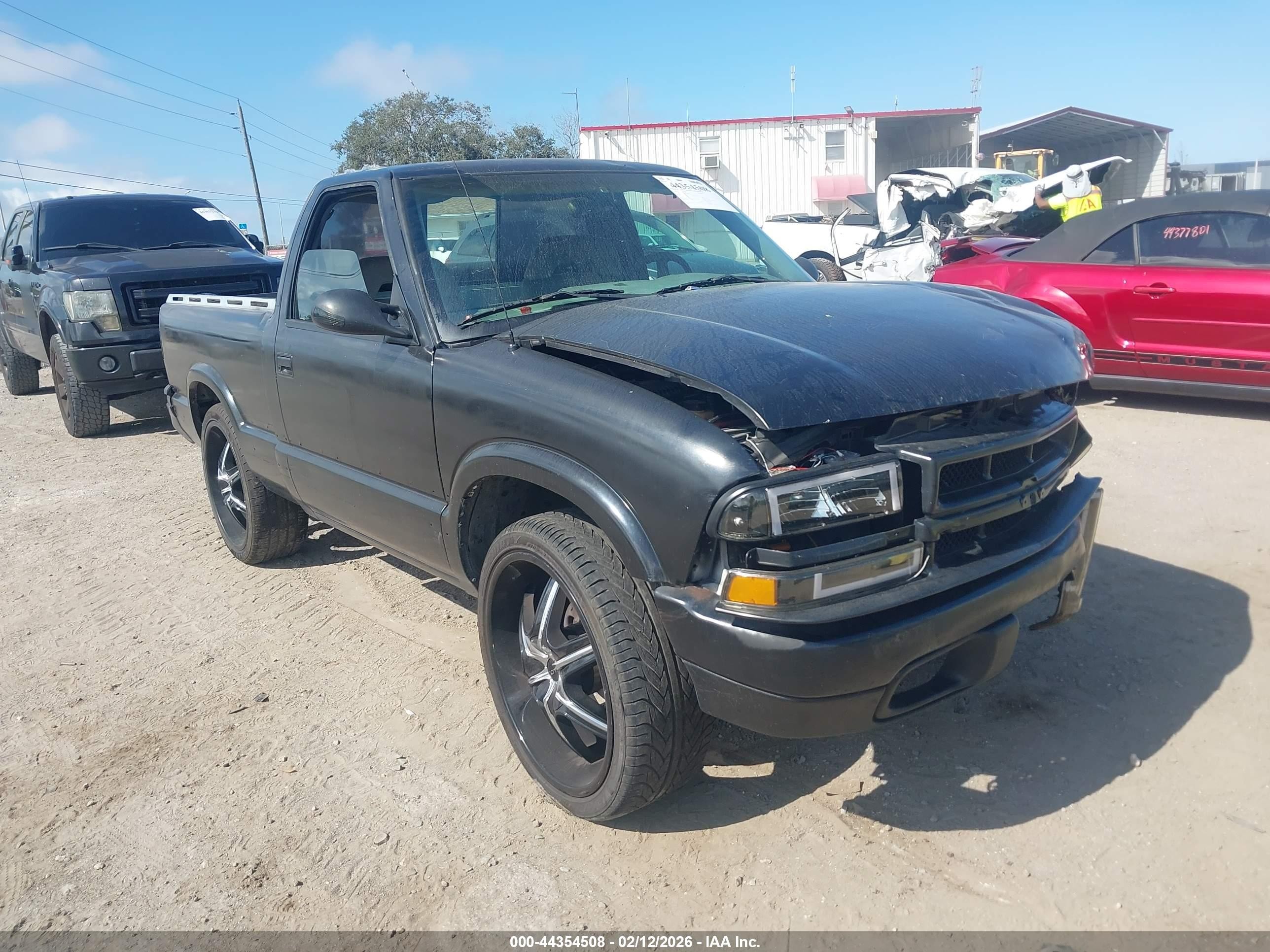 1996 GMC Sonoma, VIN 1GTCS14X7T8505527 — Front end