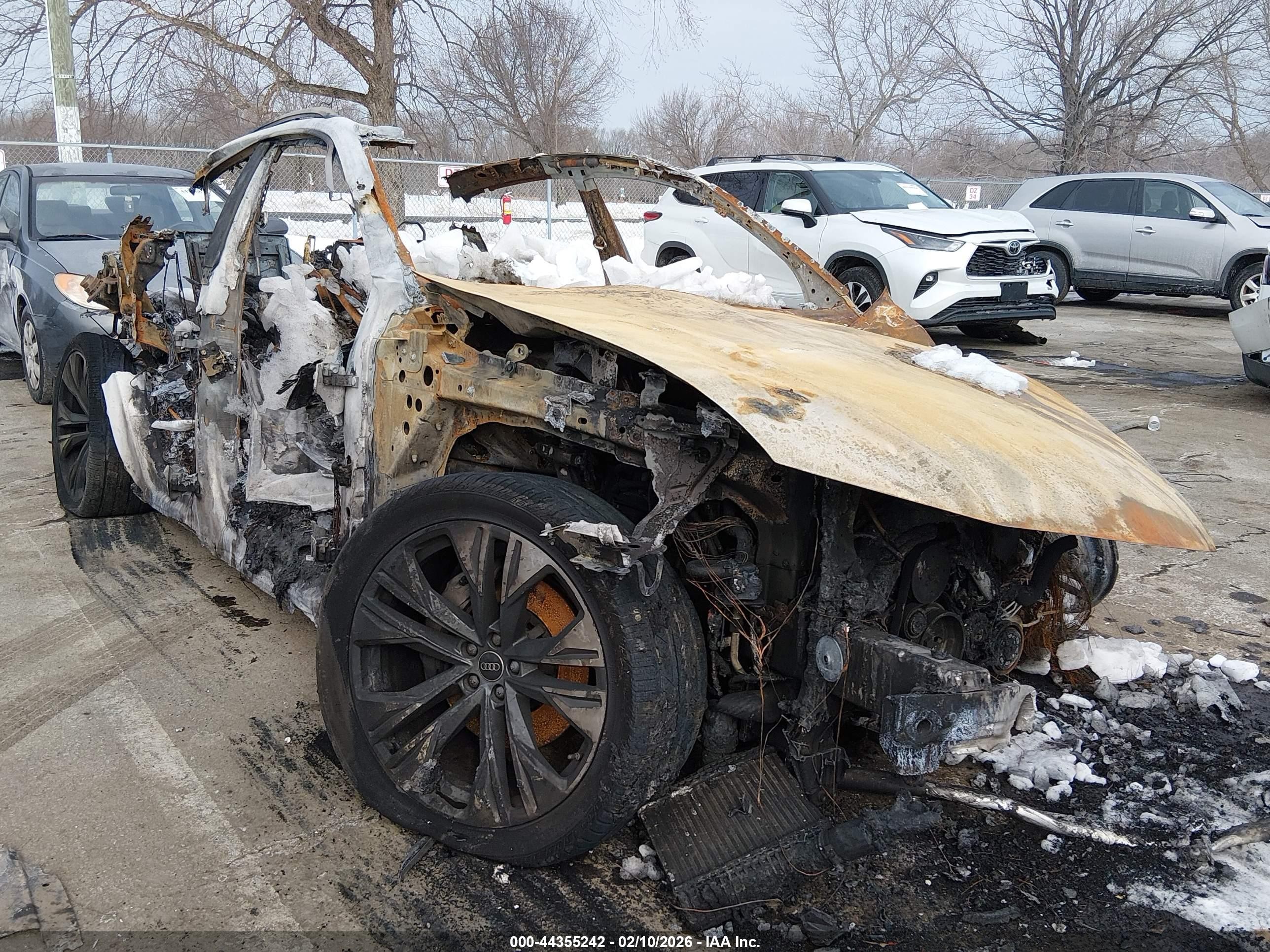 2025 Audi Q8 Premium Plus, VIN WA1EVBF14SD003217 — Пожар