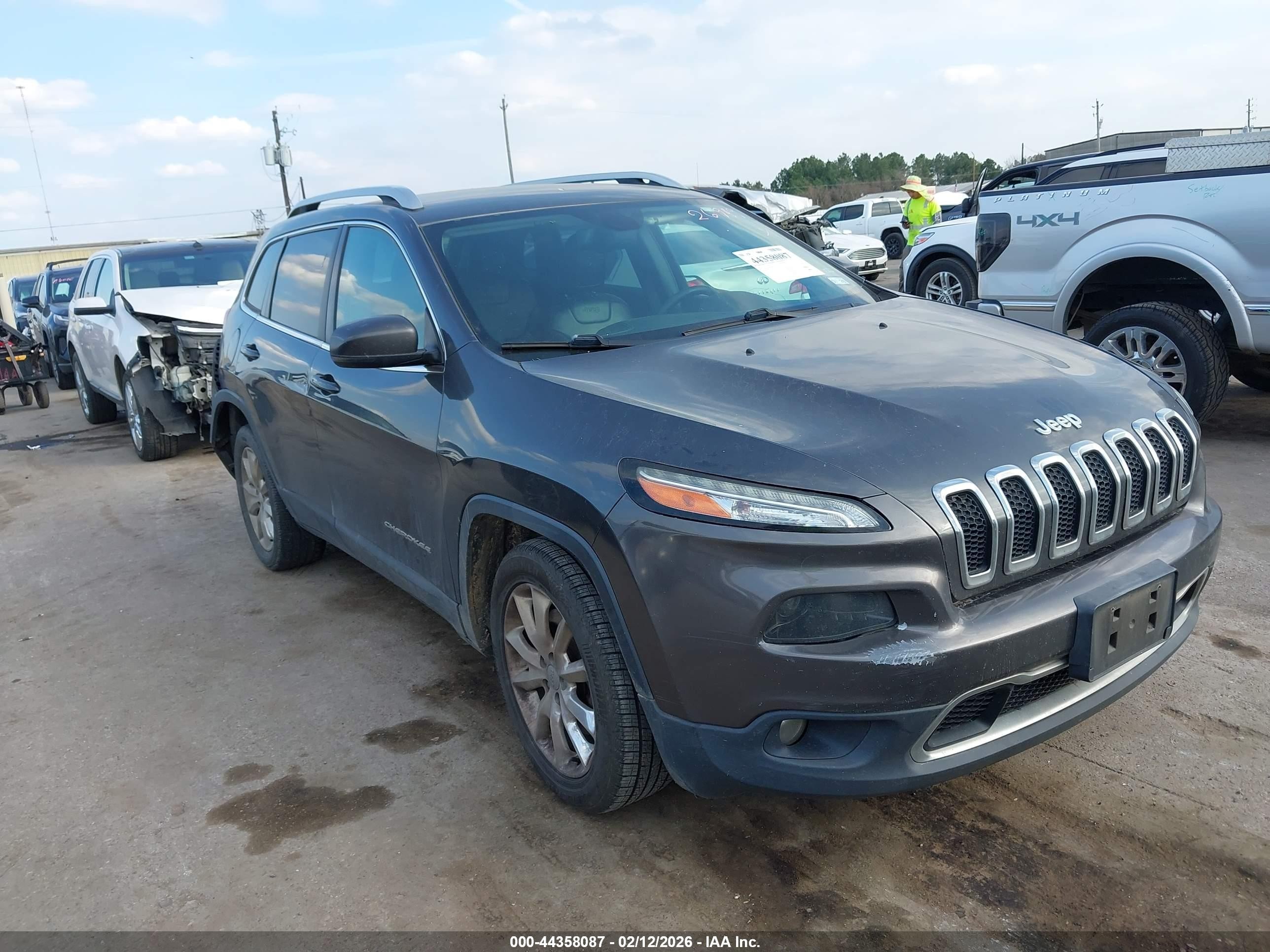 2017 Jeep Cherokee Limited, VIN 1C4PJLDB5HW516064 — Rear end