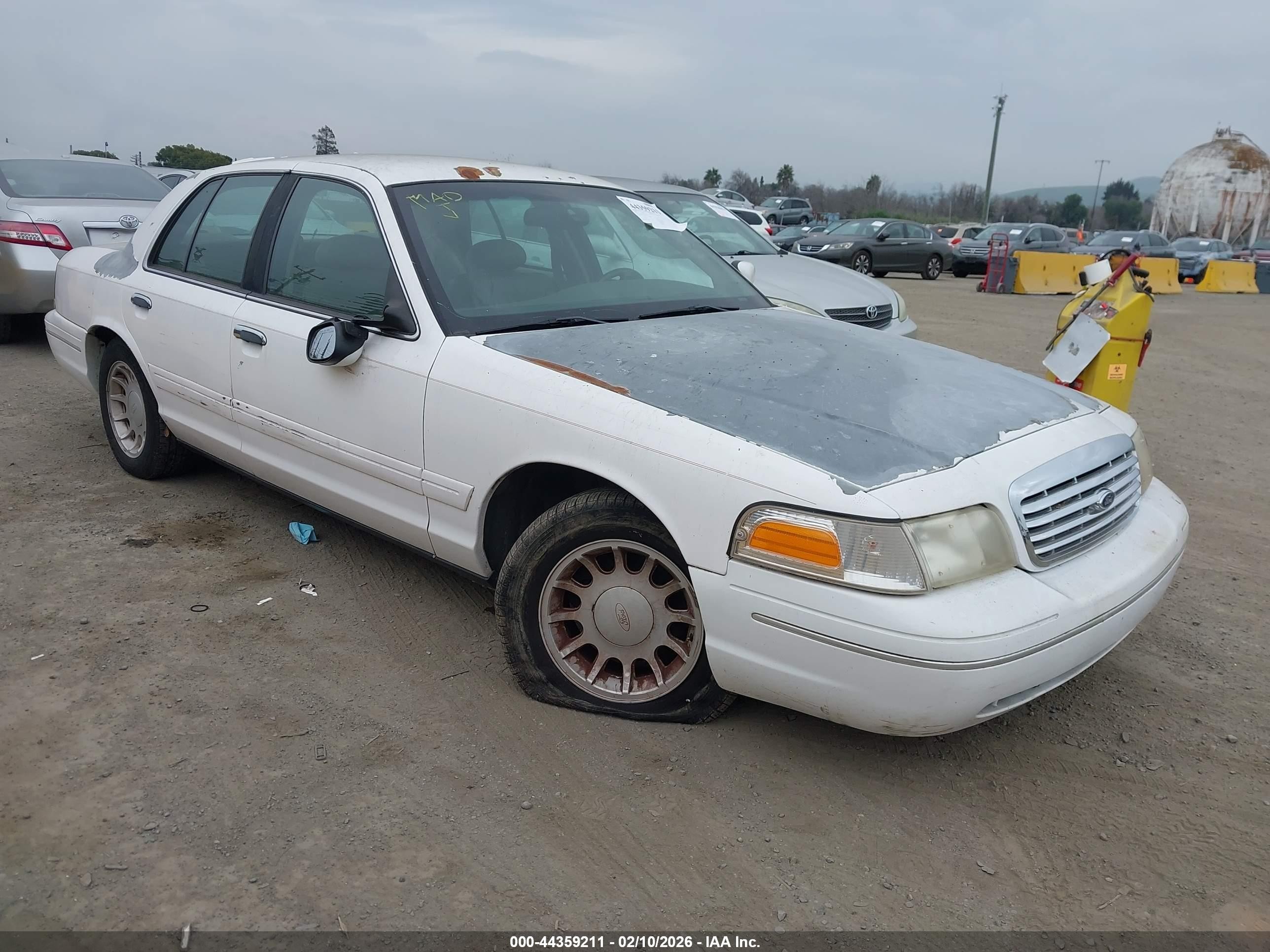 2002 Ford Crown Victoria LX, VIN 2FAFP74W52X126099 — Front end