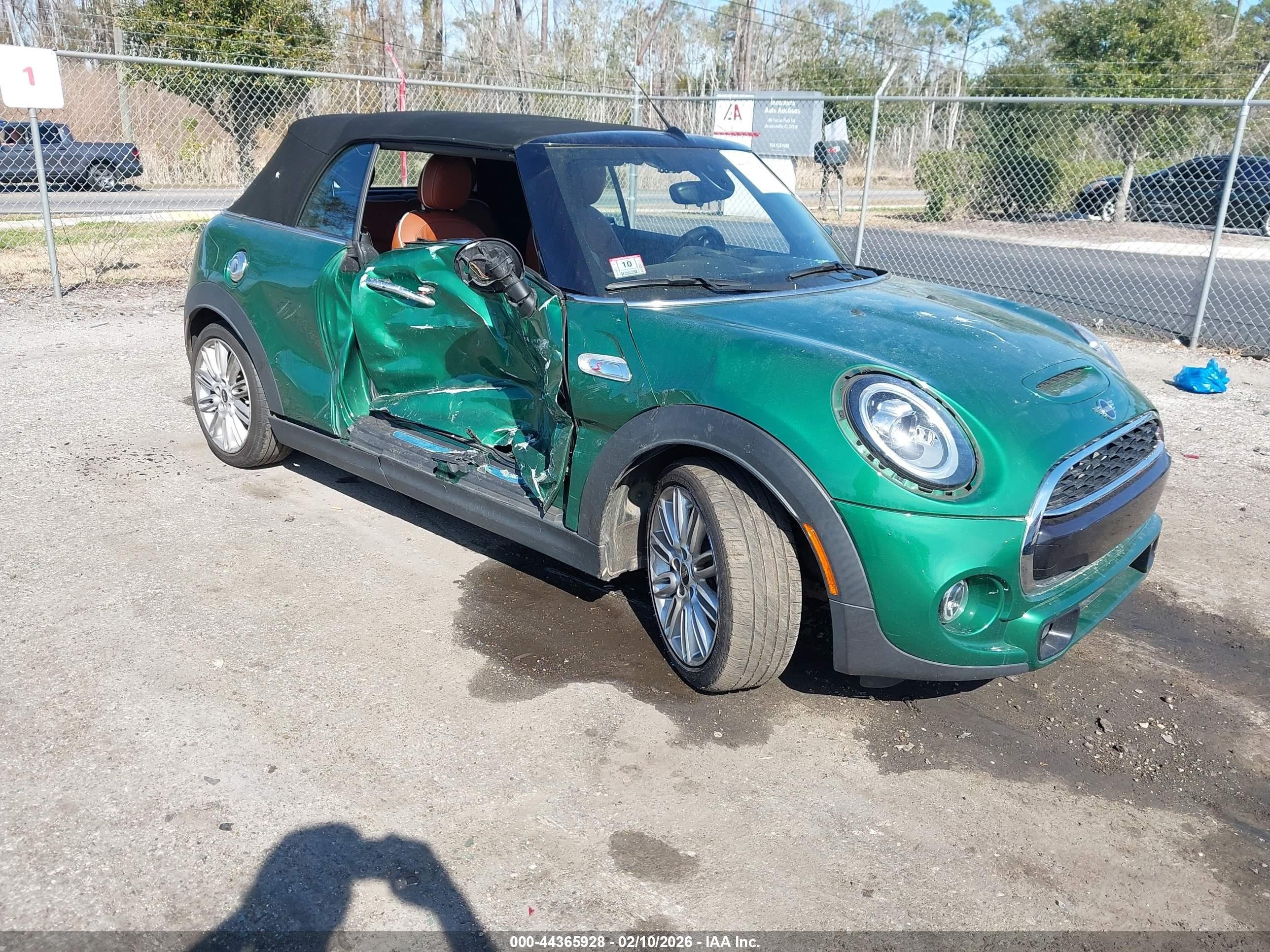 2021 MINI Convertible Cooper S, VIN WMWWJ5C07M3N26546 — Бок