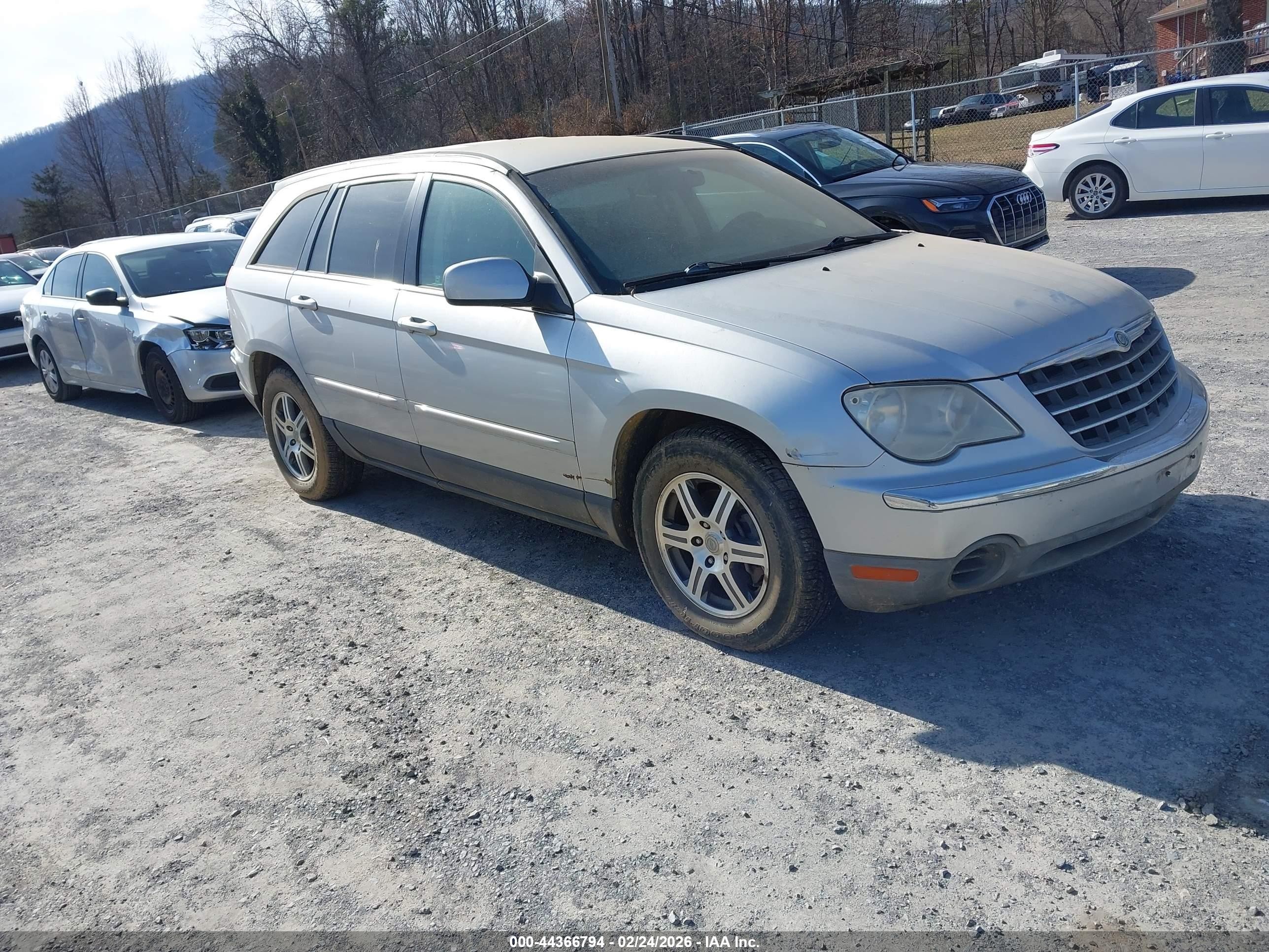 2007 Chrysler Pacifica Touring, VIN 2A8GF68X17R113837 — Front end