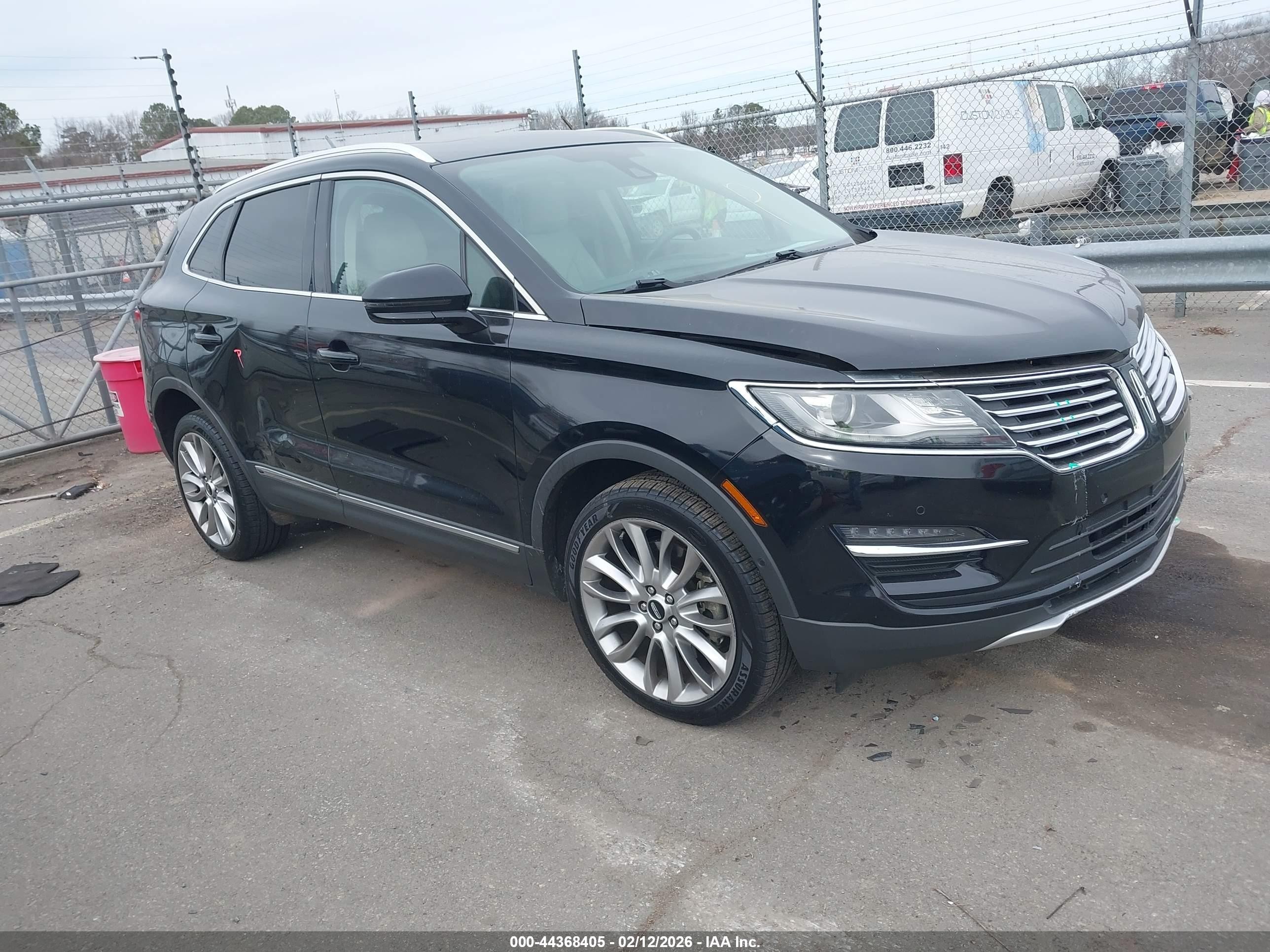 2017 Lincoln MKC Reserve, VIN 5LMCJ3C92HUL13831 — Front end