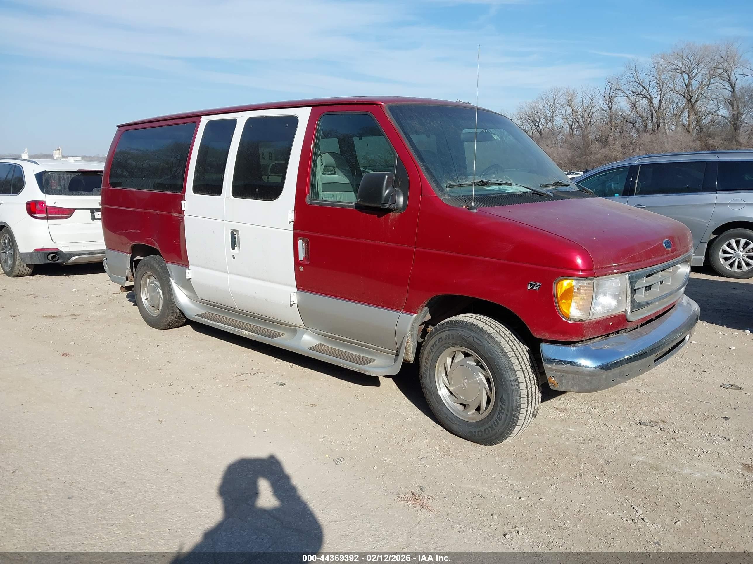 1998 Ford Econoline Wagon XL, VIN 1FMRE116XWHB99999 — Side