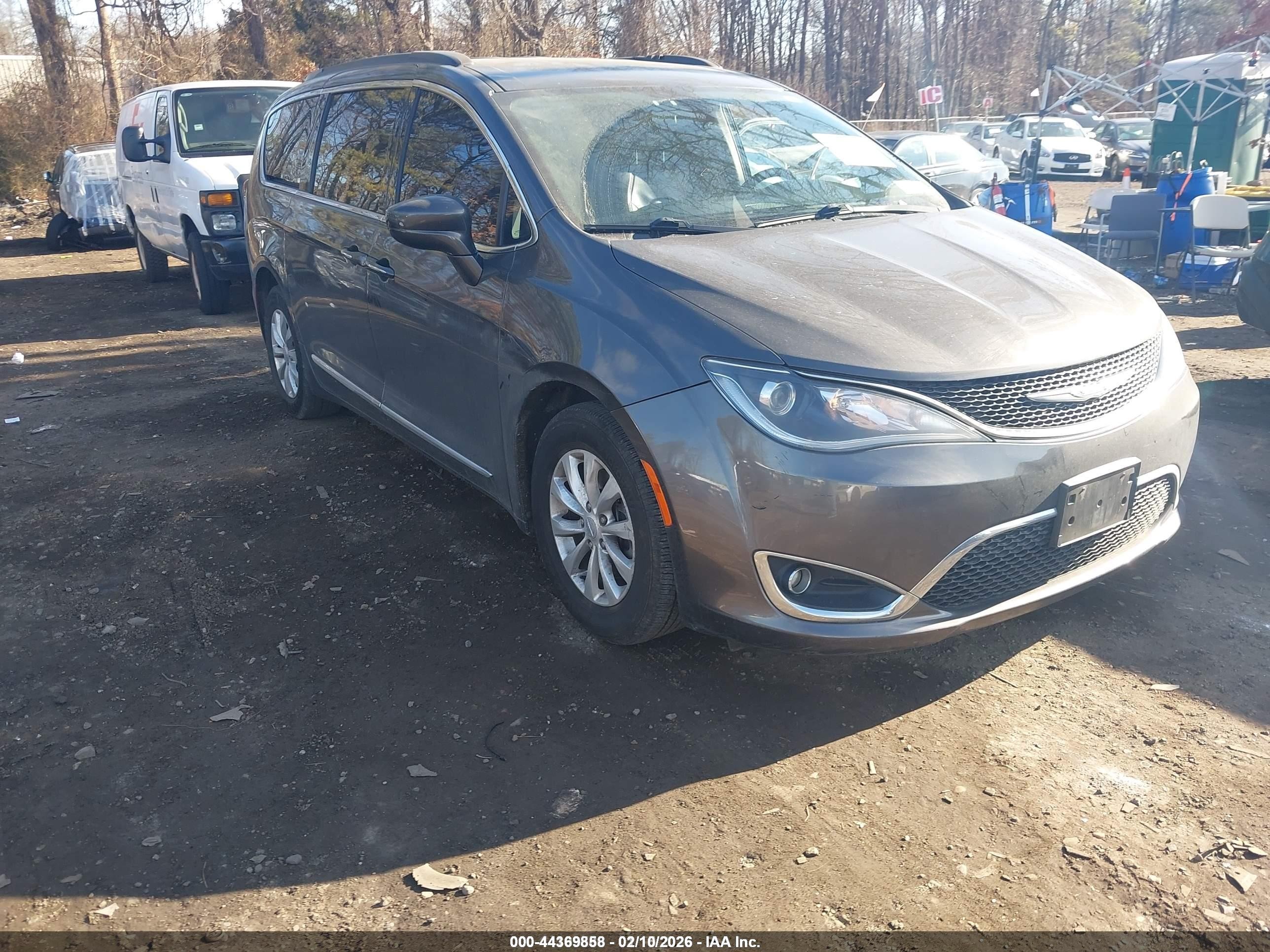 2017 Chrysler Pacifica Touring L, VIN 2C4RC1BG6HR805243 — Rear end