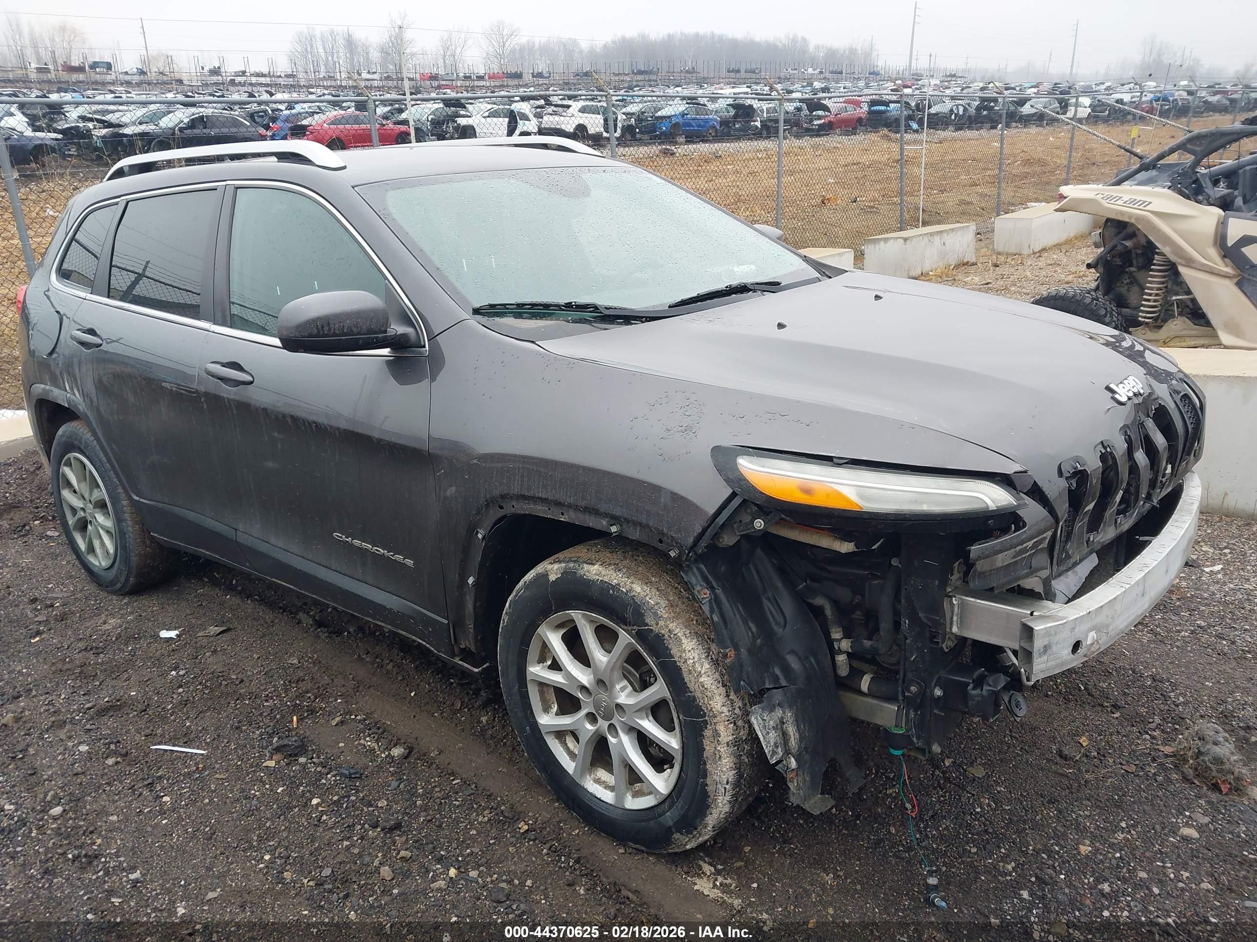2015 Jeep Cherokee Latitude, VIN 1C4PJMCS9FW615555 — Front end