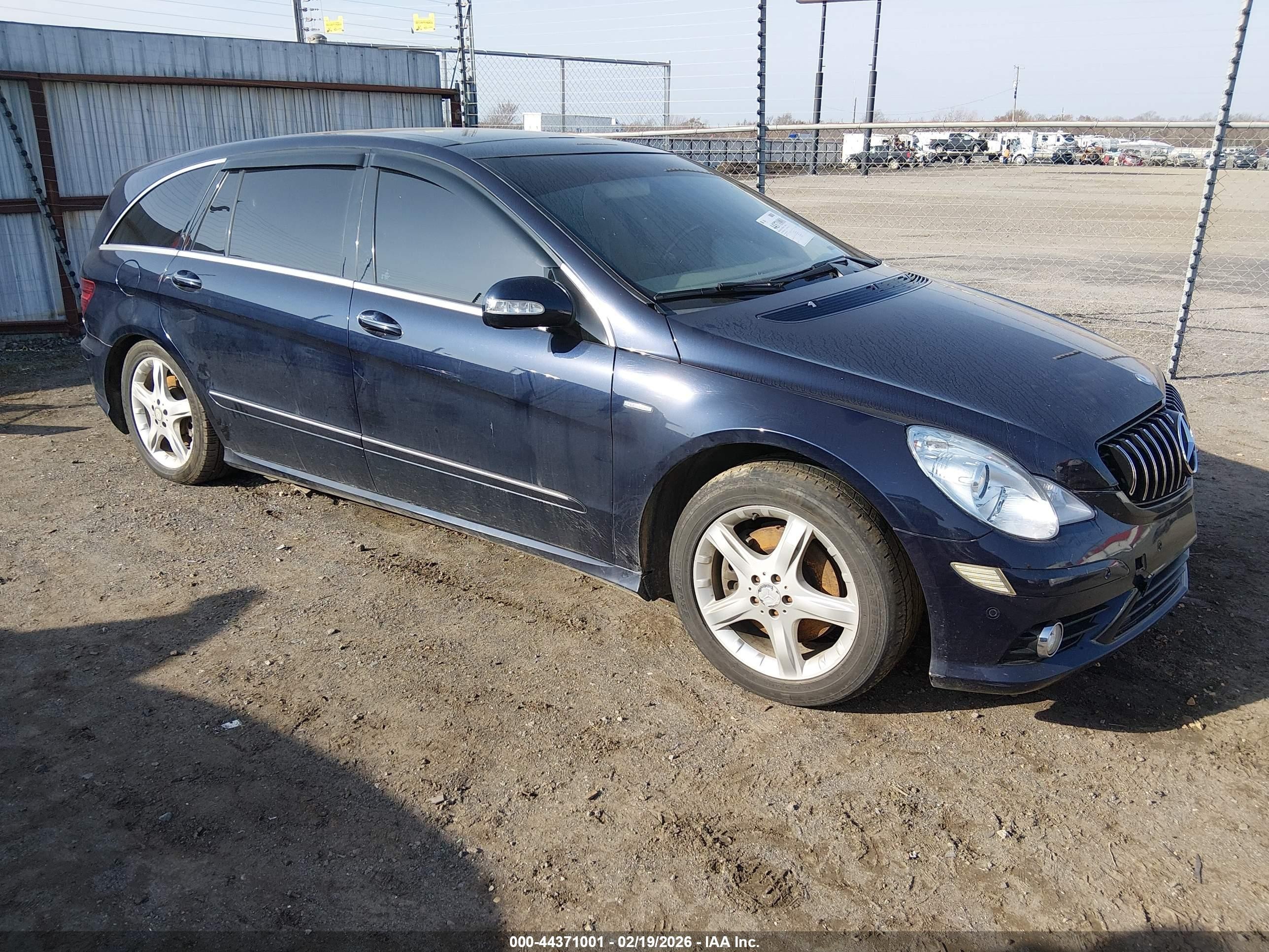 2010 Mercedes-Benz R 350, VIN 4JGCB2FE3AA107685 — Front end