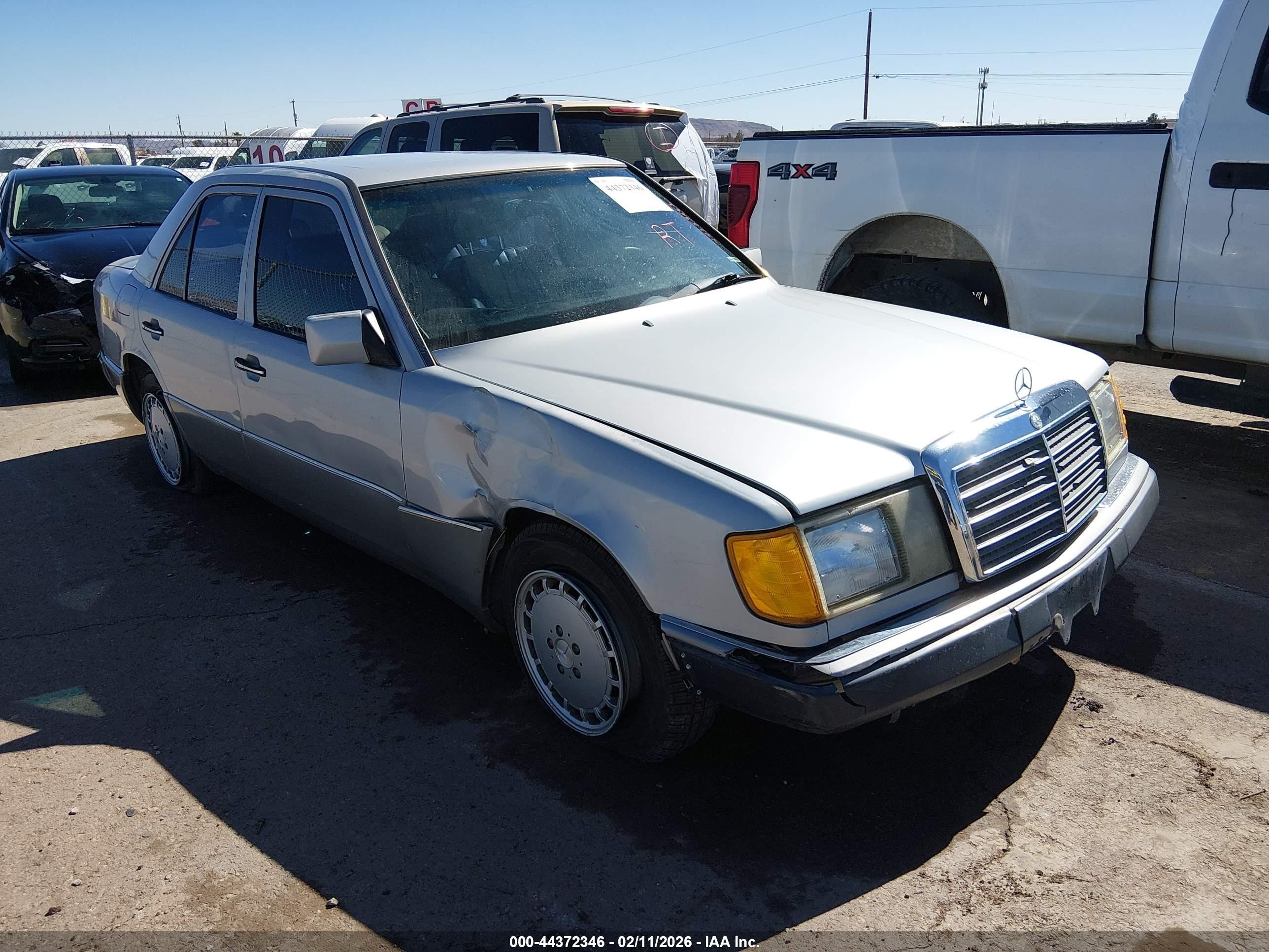 1990 Mercedes-Benz 260, VIN WDBEA26D7LB160134 — Front end