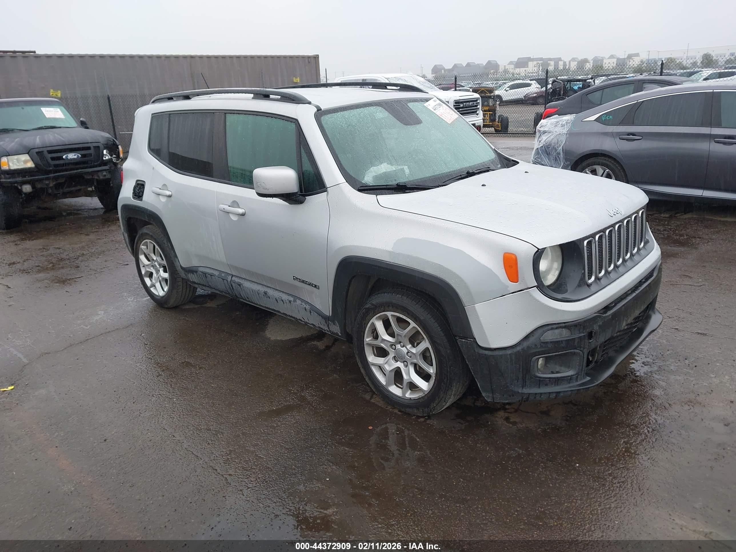2016 Jeep Renegade Latitude, VIN ZACCJABT7GPD85889 — Front end