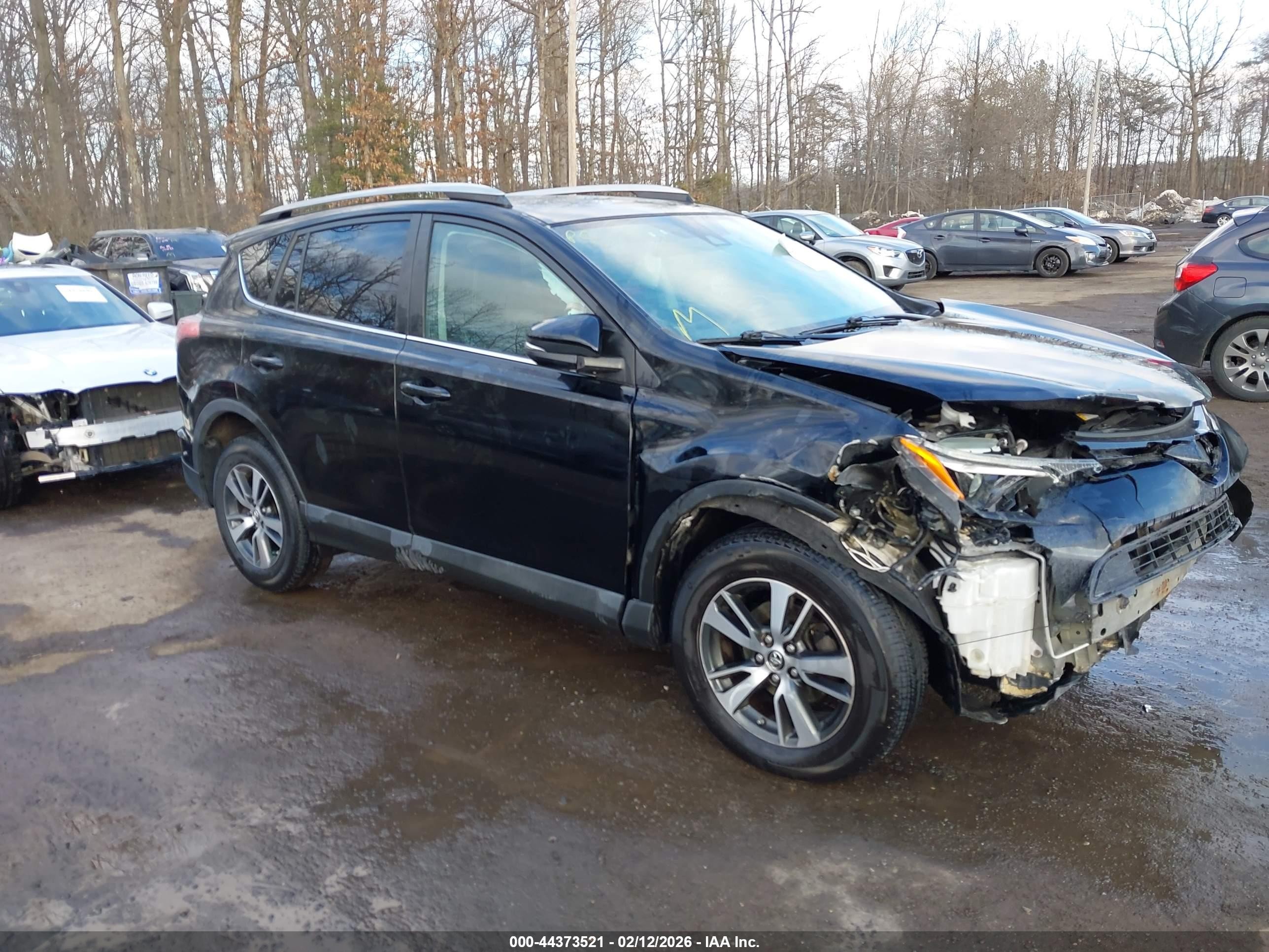 2018 Toyota RAV4 XLE, VIN 2T3RFREV6JW793235 — Front end