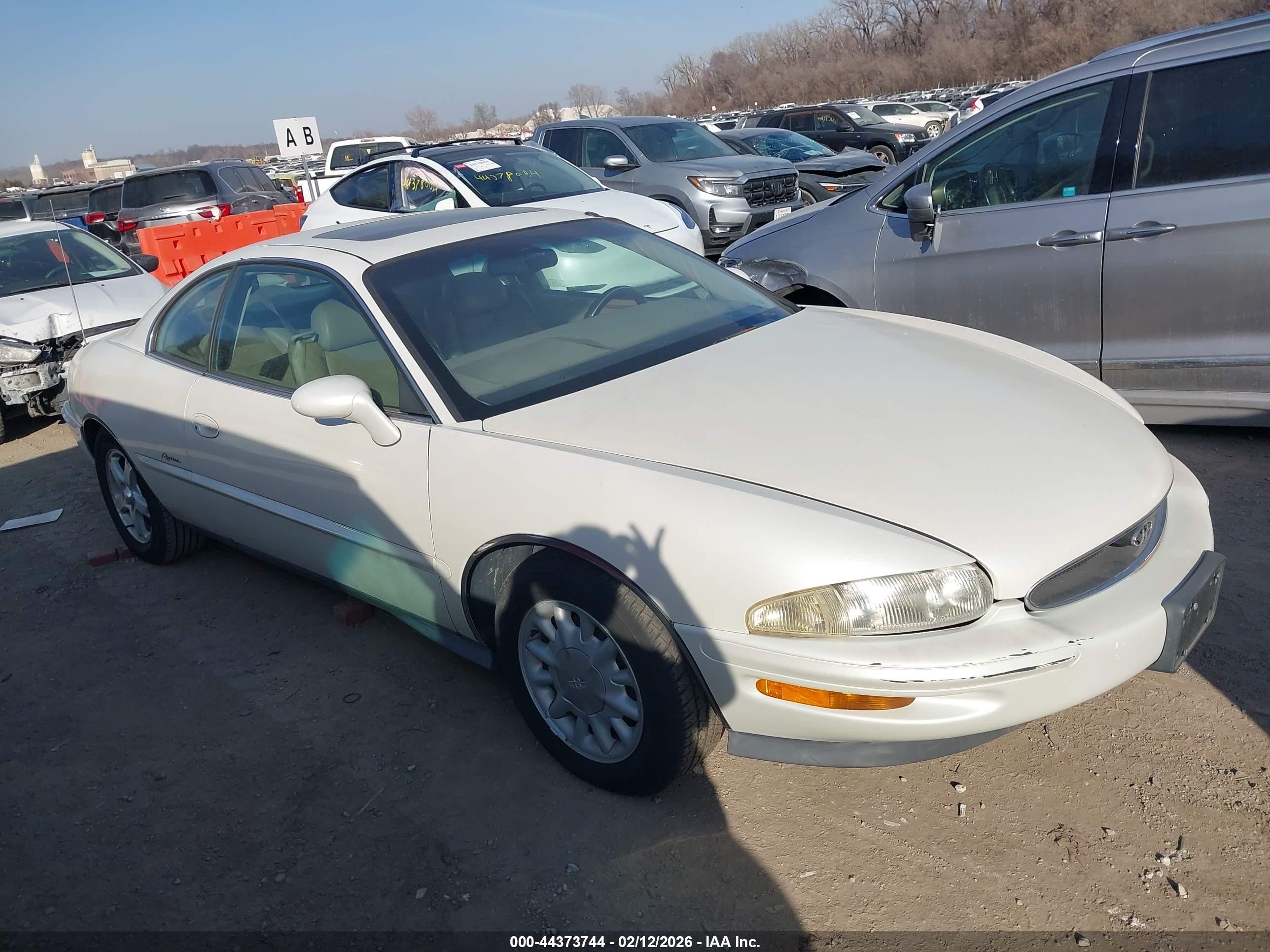 1999 Buick Riviera, VIN 1G4GD2210X4701088 — Перед