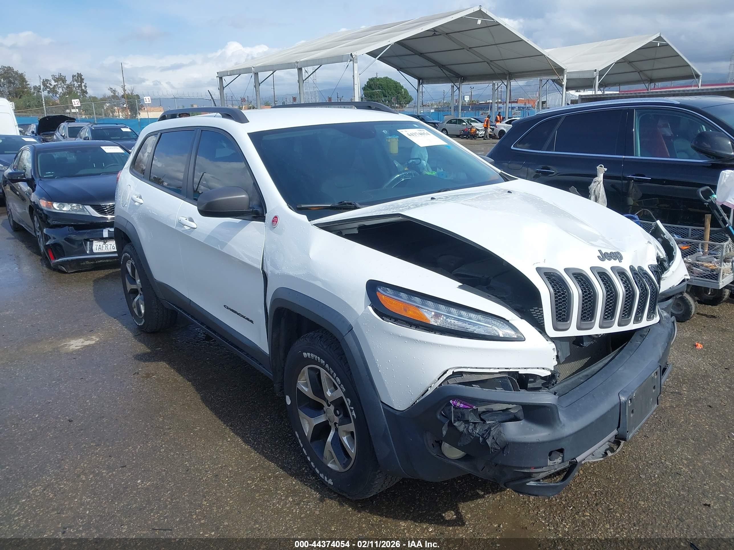 2015 Jeep Cherokee Trailhawk, VIN 1C4PJMBB5FW595600 — Перед