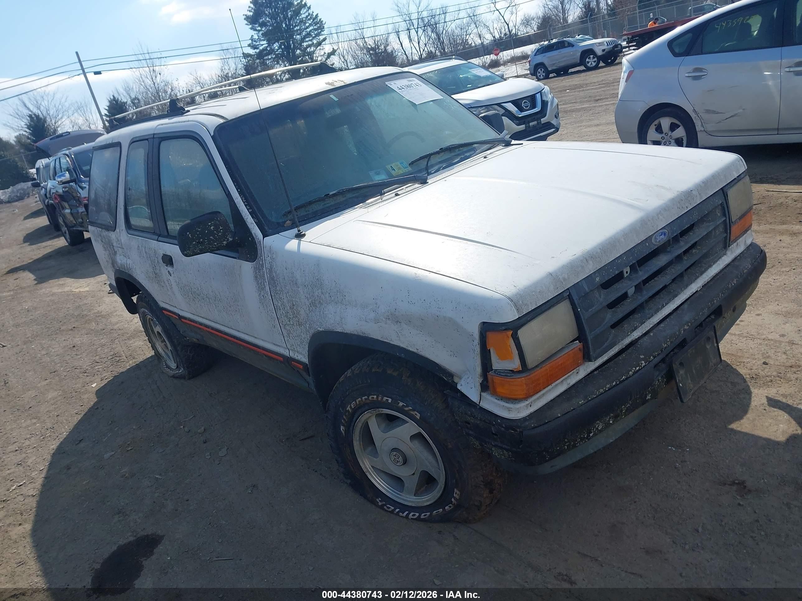 1992 Ford Explorer Eddie Bauer, VIN 1FMCU24X2NUD56756 — Front end