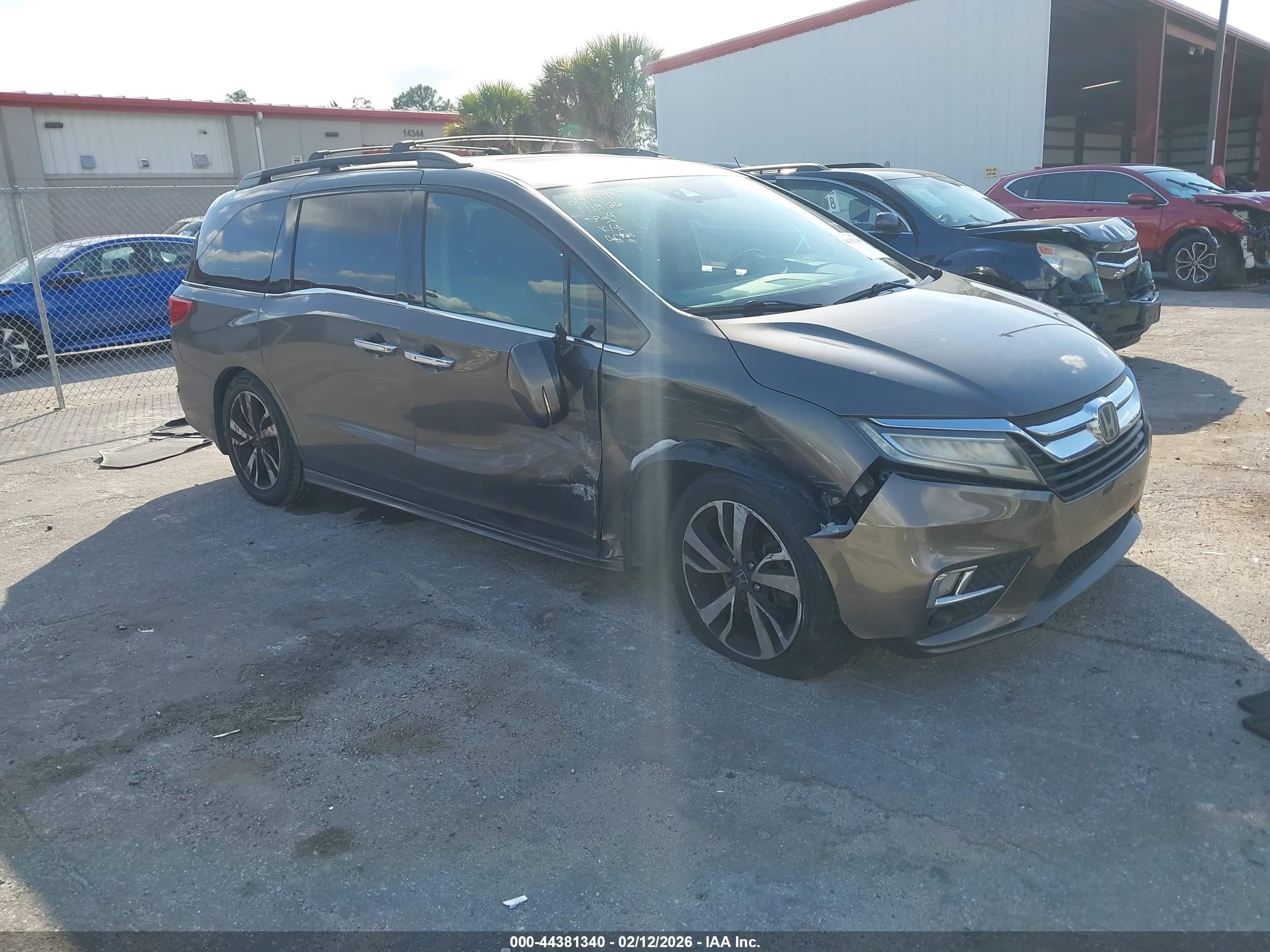 2018 Honda Odyssey Elite, VIN 5FNRL6H9XJB065784 — Front end
