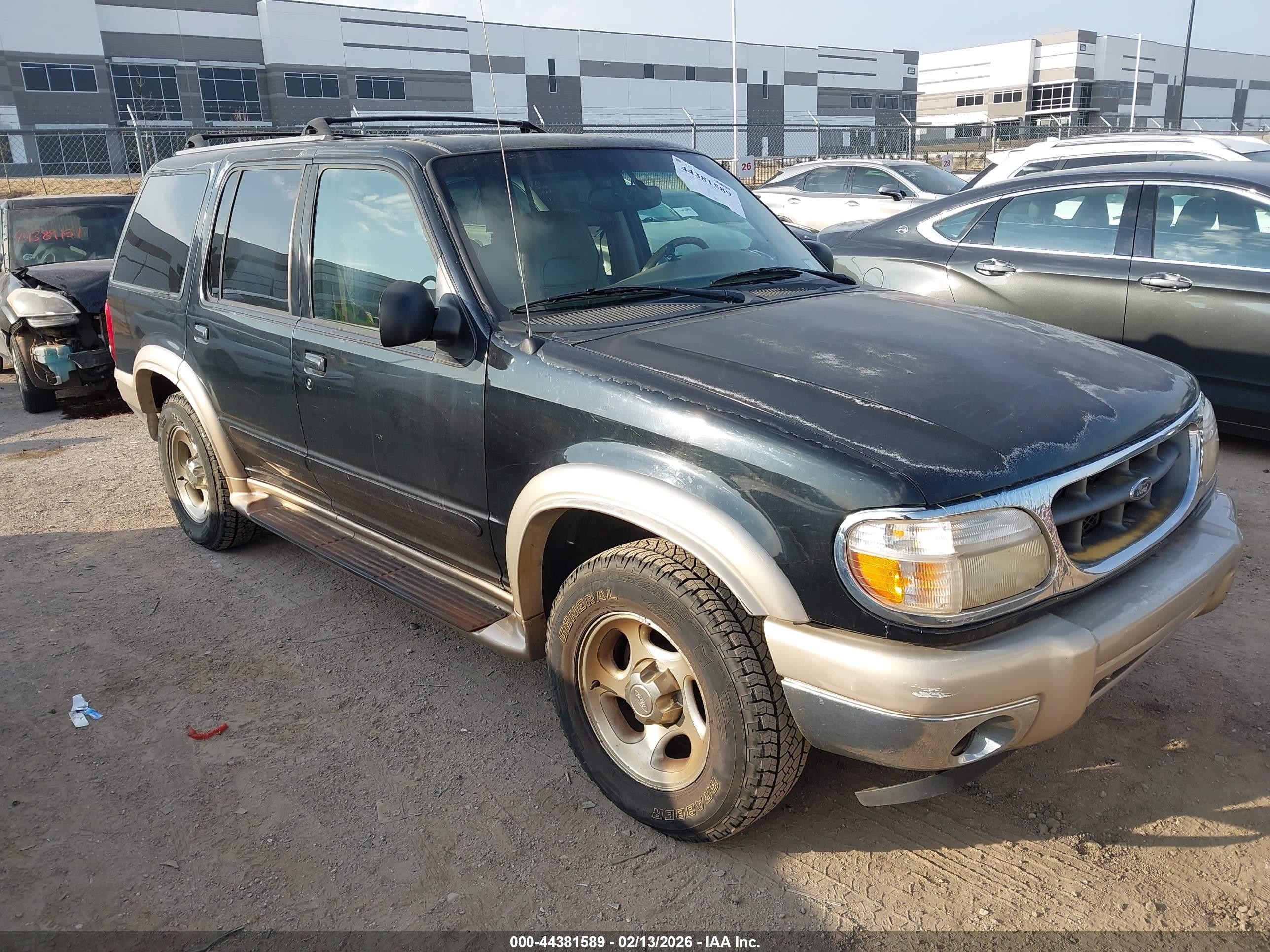 2000 Ford Explorer Eddie Bauer, VIN 1FMZU84PXYZA12354 — Side