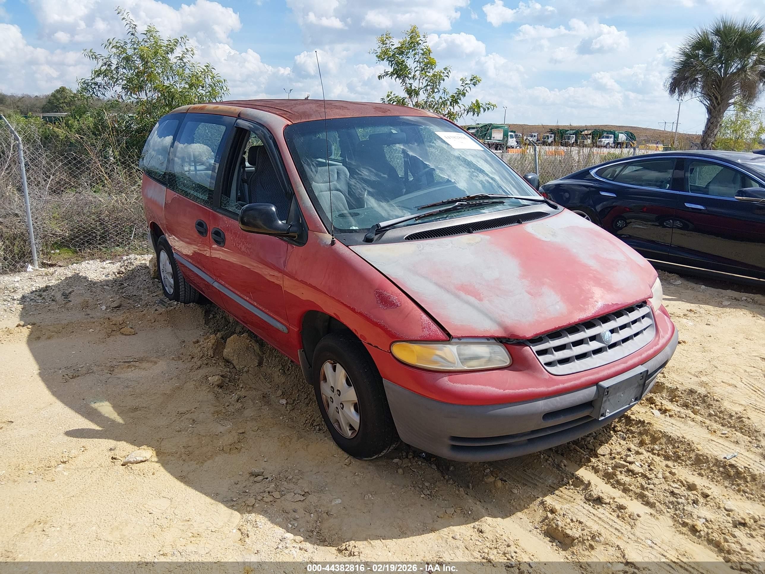 2000 Plymouth Voyager, VIN 2P4GP2530YR623592 — Перед