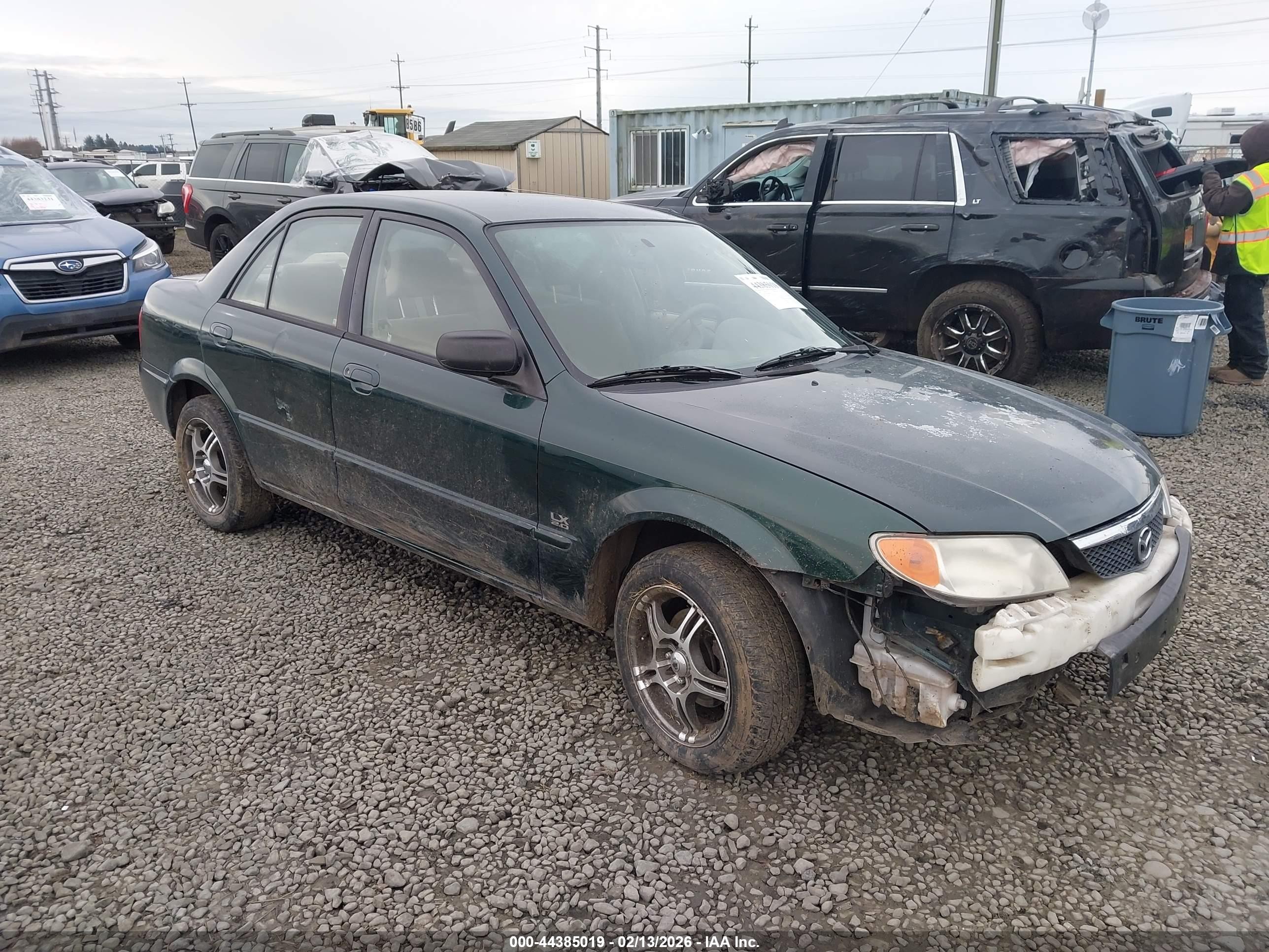 2001 Mazda Protege LX, VIN JM1BJ226710424943 — Перед