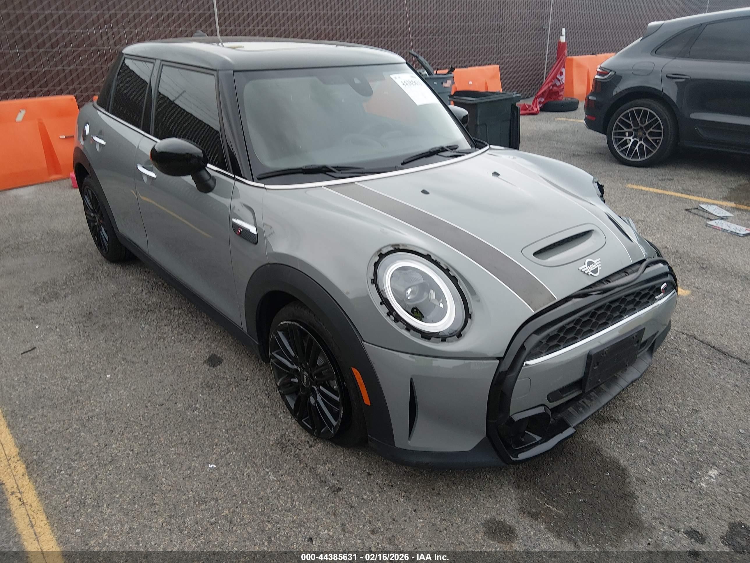 2023 MINI Hardtop 4 Door Cooper S, VIN WMW53DK00P2T50368 — Перед