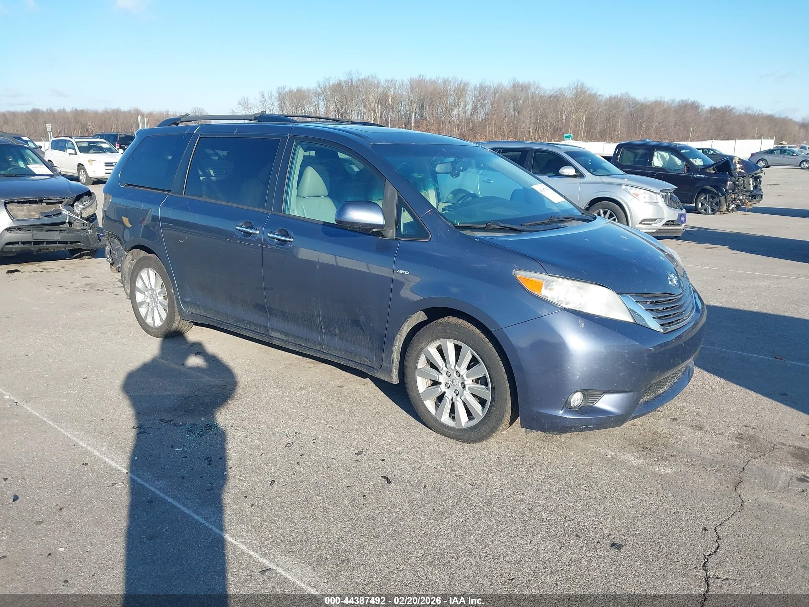 2017 Toyota Sienna XLE, VIN 5TDDZ3DC8HS161847 — Side