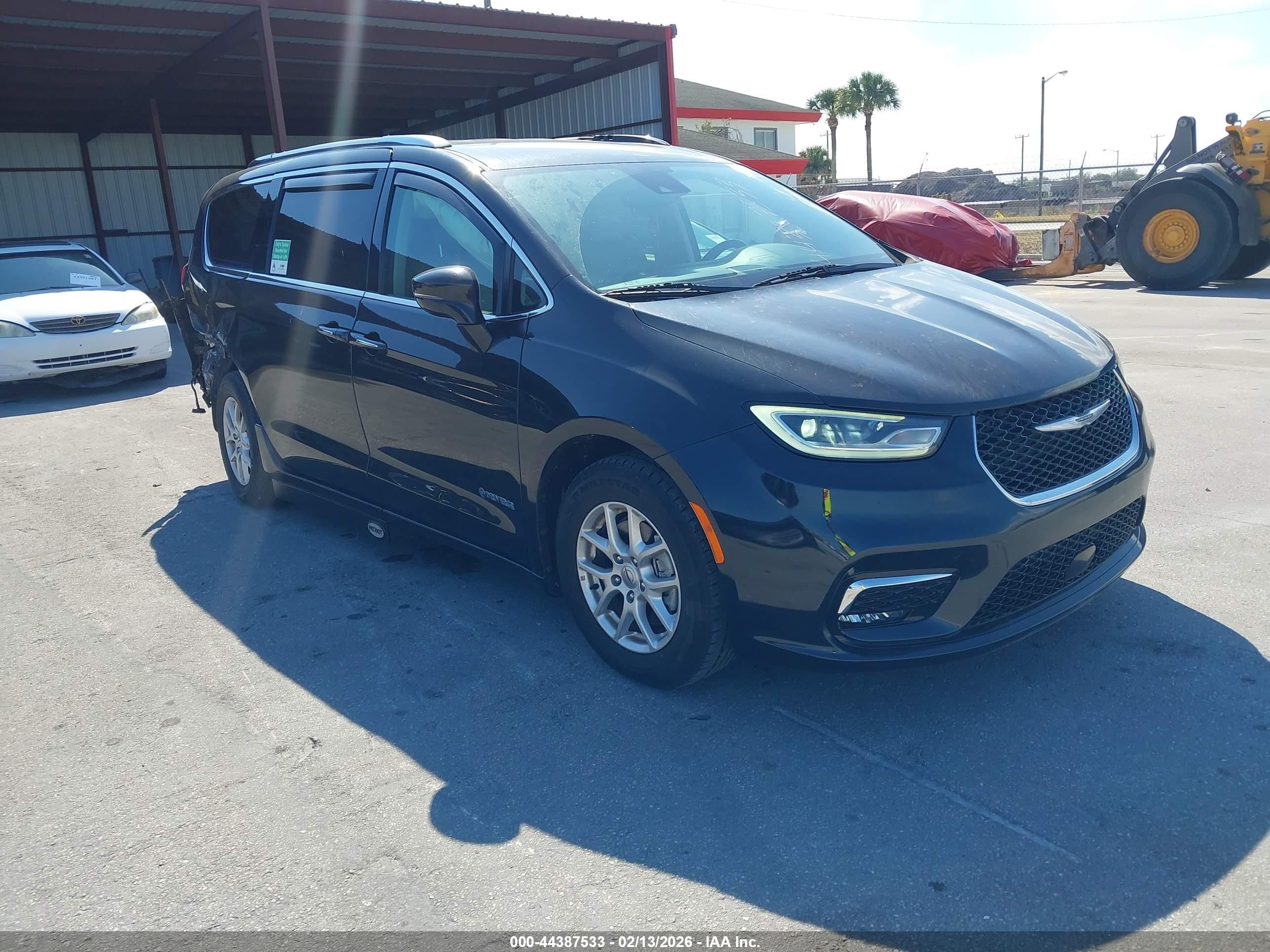 2021 Chrysler Pacifica Touring L, VIN 2C4RC1BG8MR592256 — Rear end