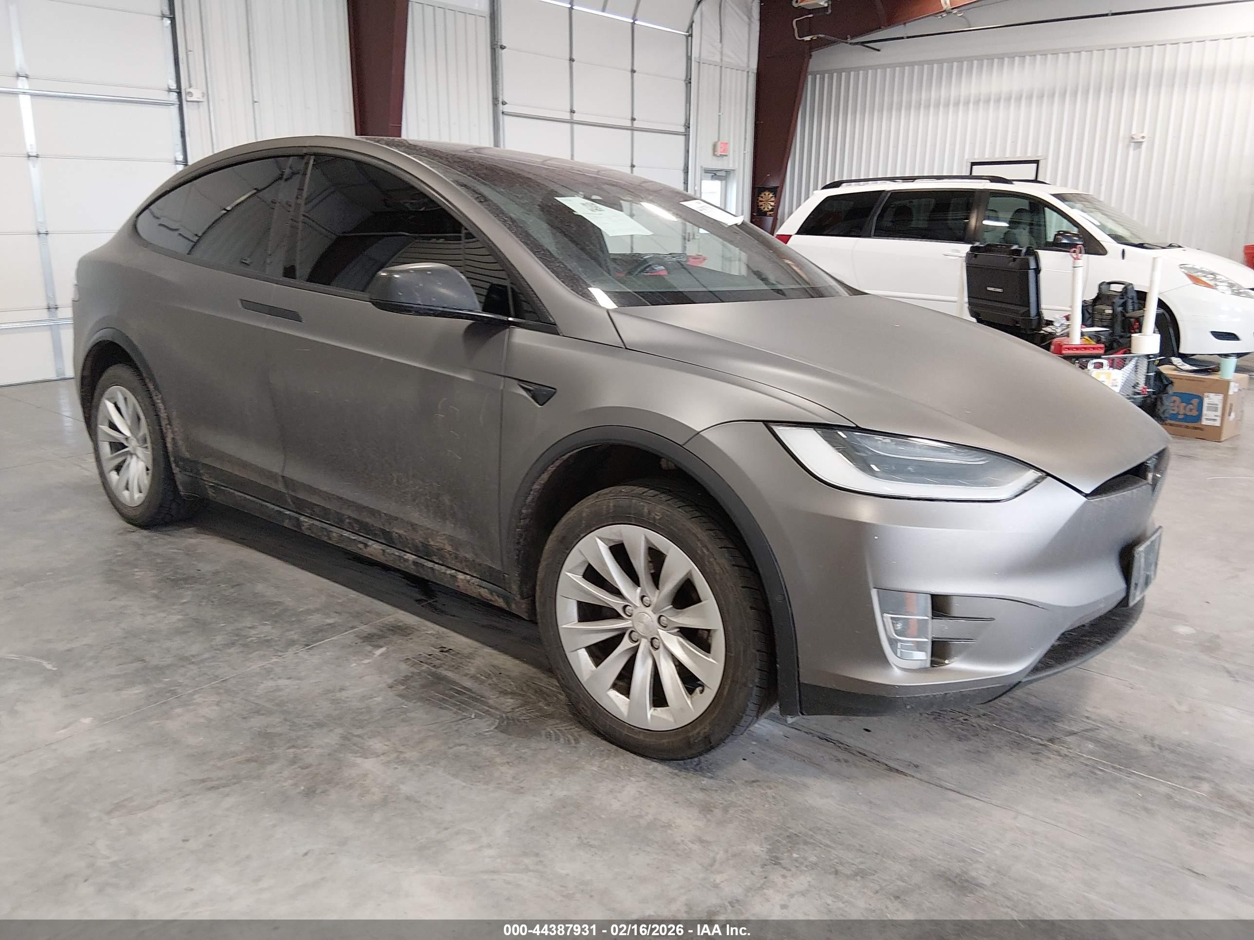 2019 Tesla Model X 75D, VIN 5YJXCDE26KF184985 — Front end