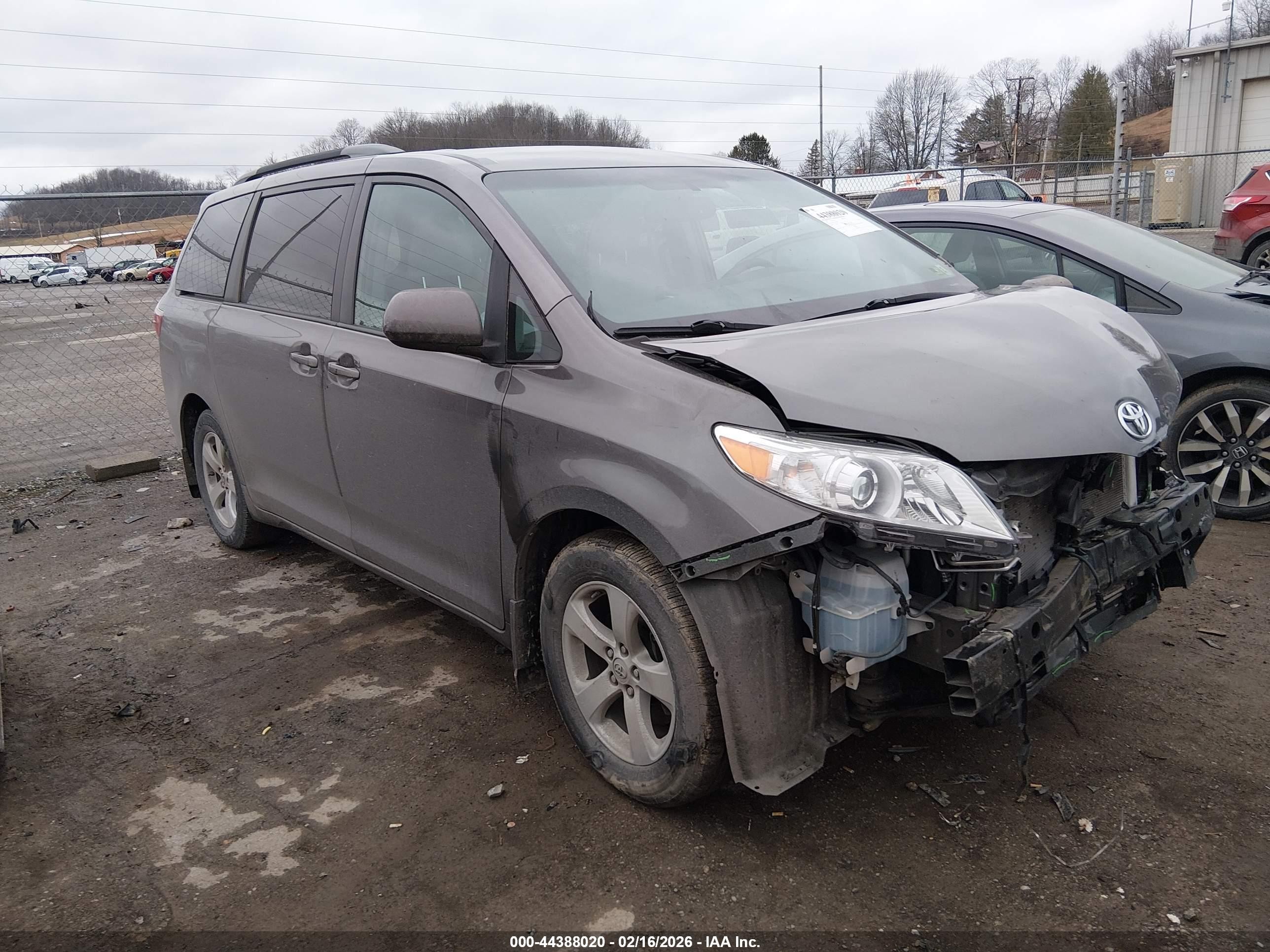 2017 Toyota Sienna LE, VIN 5TDKZ3DC5HS896793 — Front end