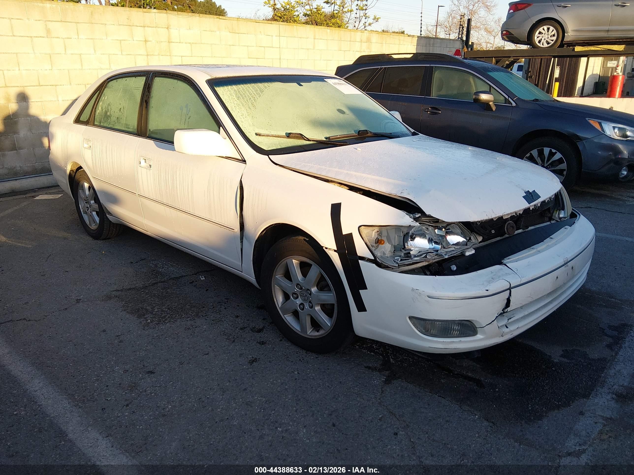 2000 Toyota Avalon XLS, VIN 4T1BF28B1YU103744 — Front end