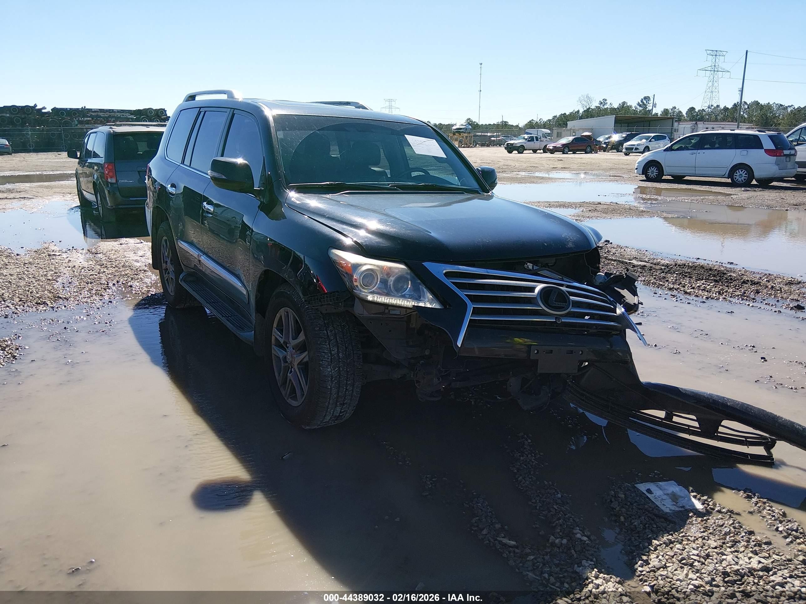 2014 Lexus LX 570, VIN JTJHY7AX4E4141280 — Front end
