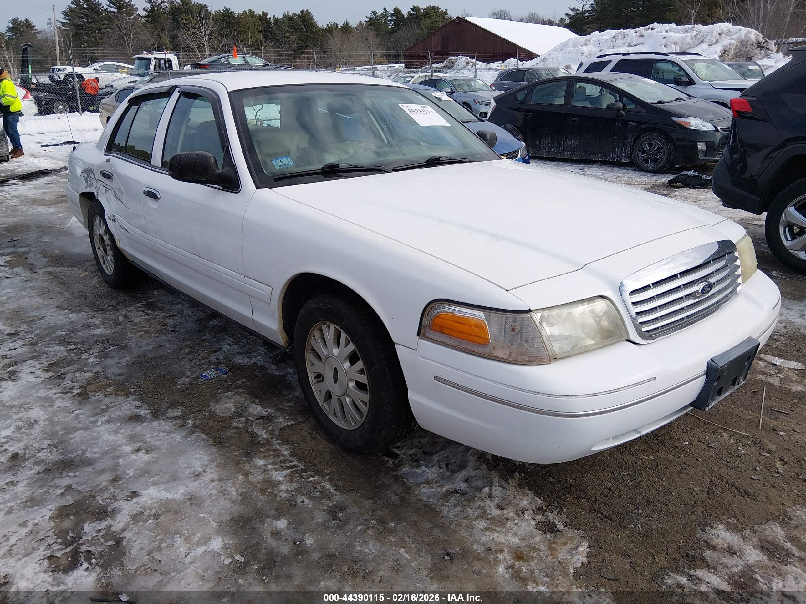2005 Ford Crown Victoria LX, VIN 2FAFP74W85X119815 — Side