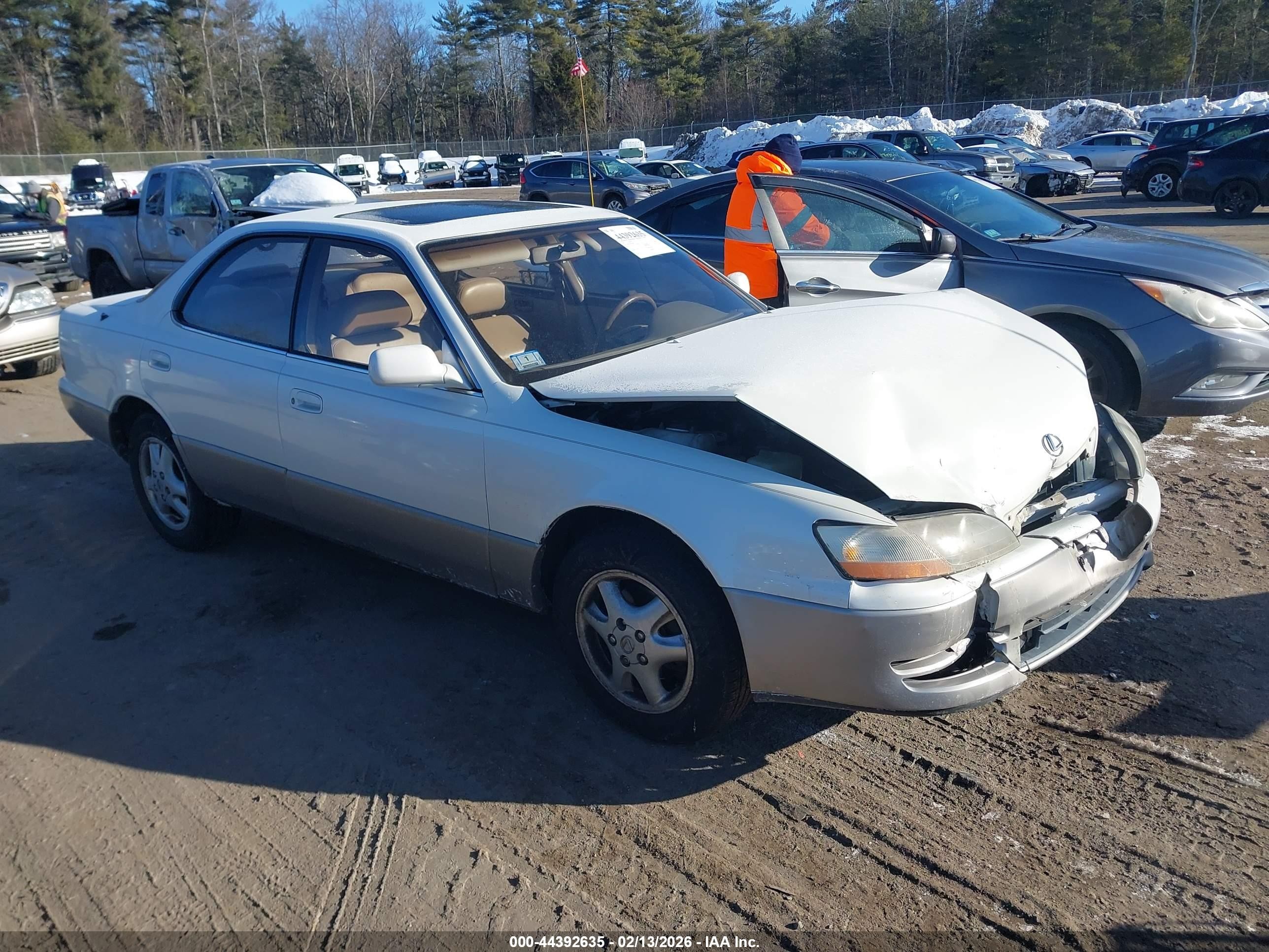 1995 Lexus ES 300, VIN JT8GK13T5S0118485 — Front end