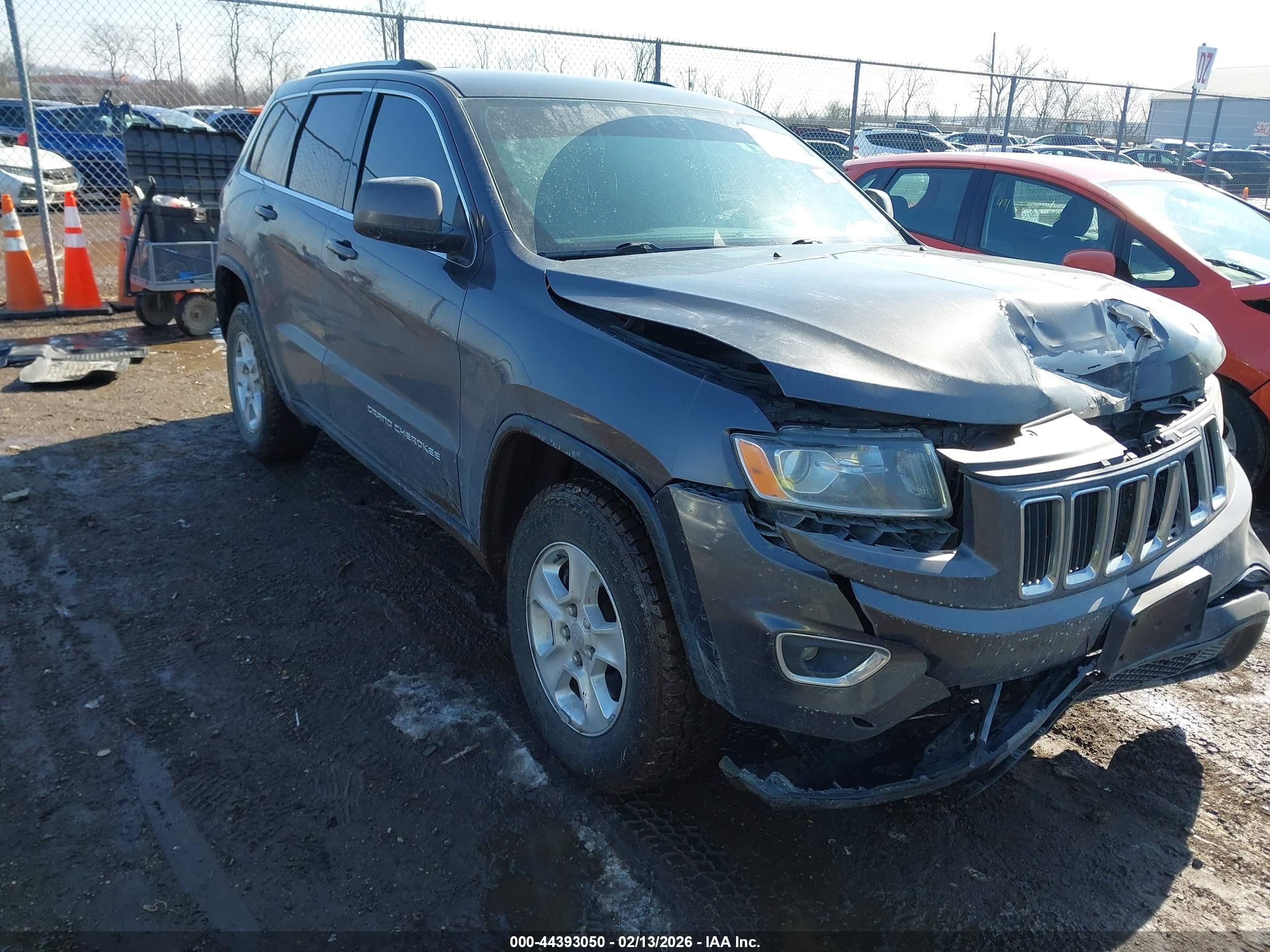 2016 Jeep Grand Cherokee Laredo, VIN 1C4RJFAG7GC438042 — Front end