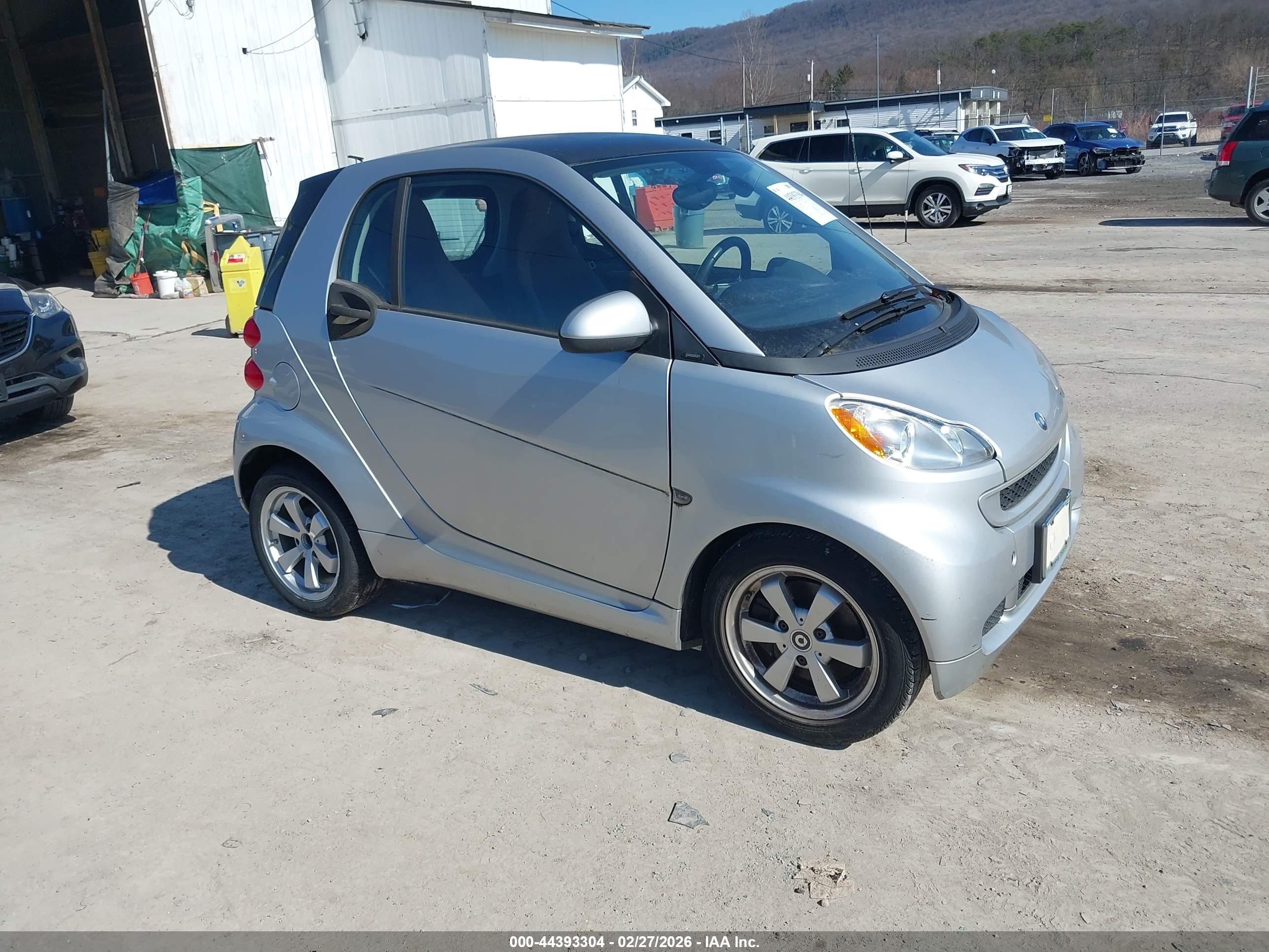 2012 Smart fortwo Pure, VIN WMEEJ3BA7CK528199 — Front end