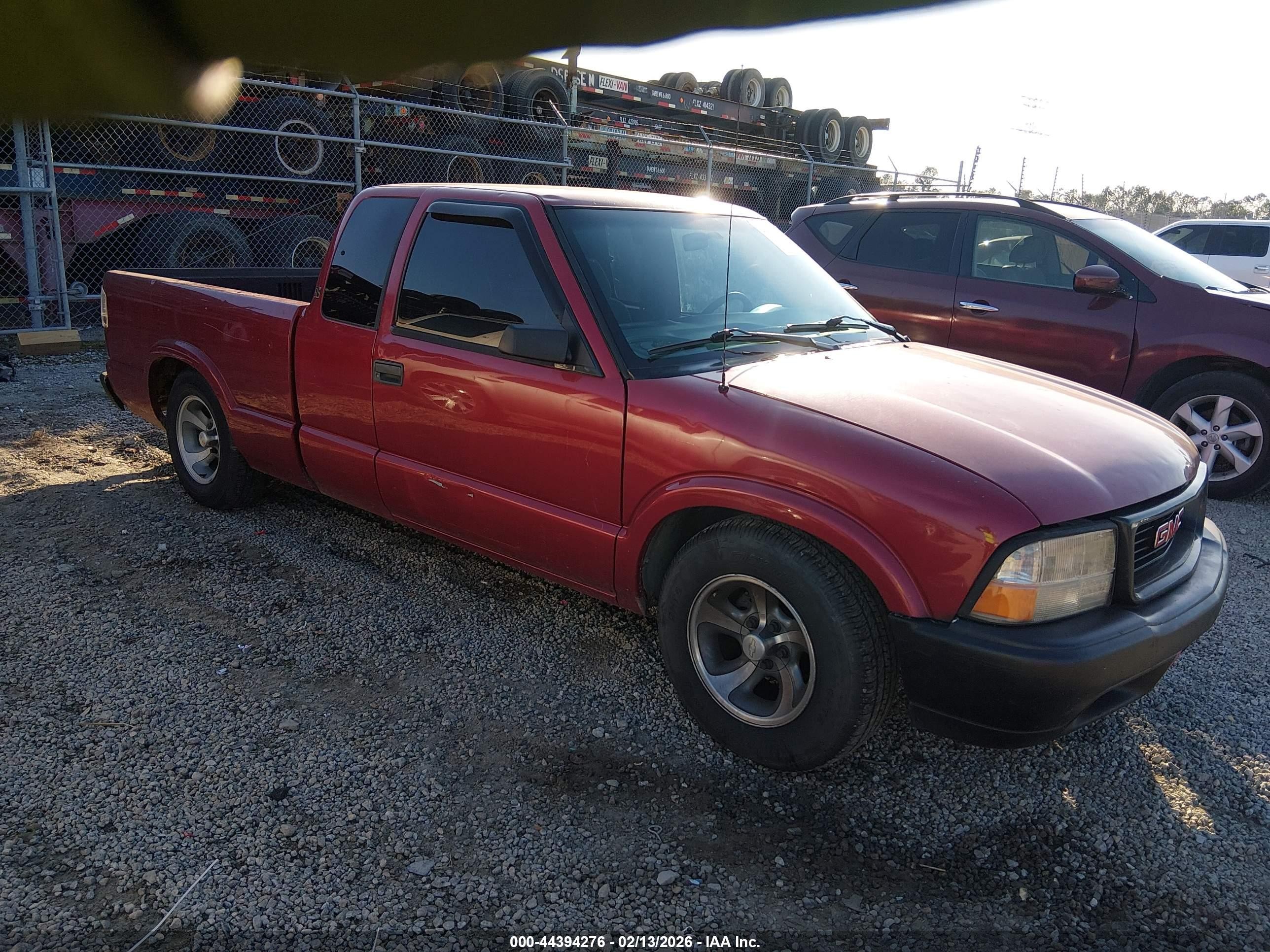 2001 GMC Sonoma SLS 1SG, VIN 1GTCS19W118236387 — Side