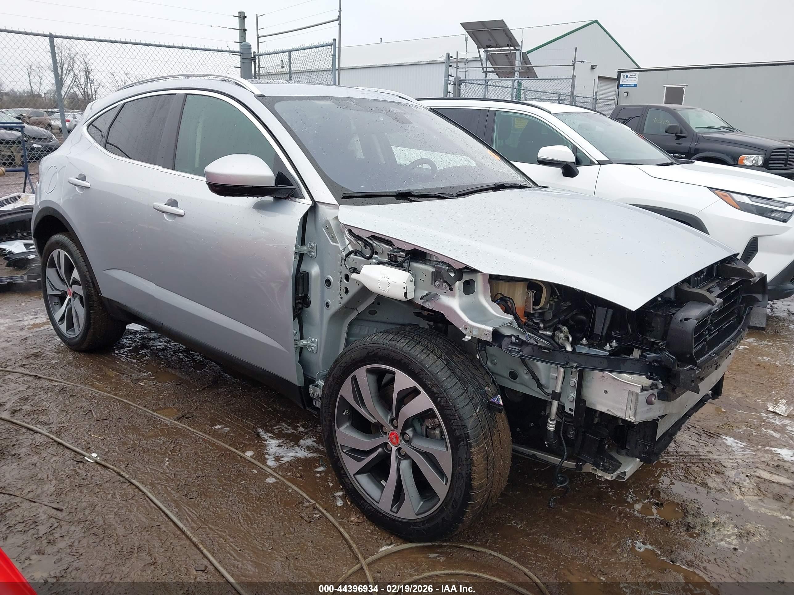 2021 Jaguar E-Pace SE, VIN SADFP2FX3M1023220 — Перед
