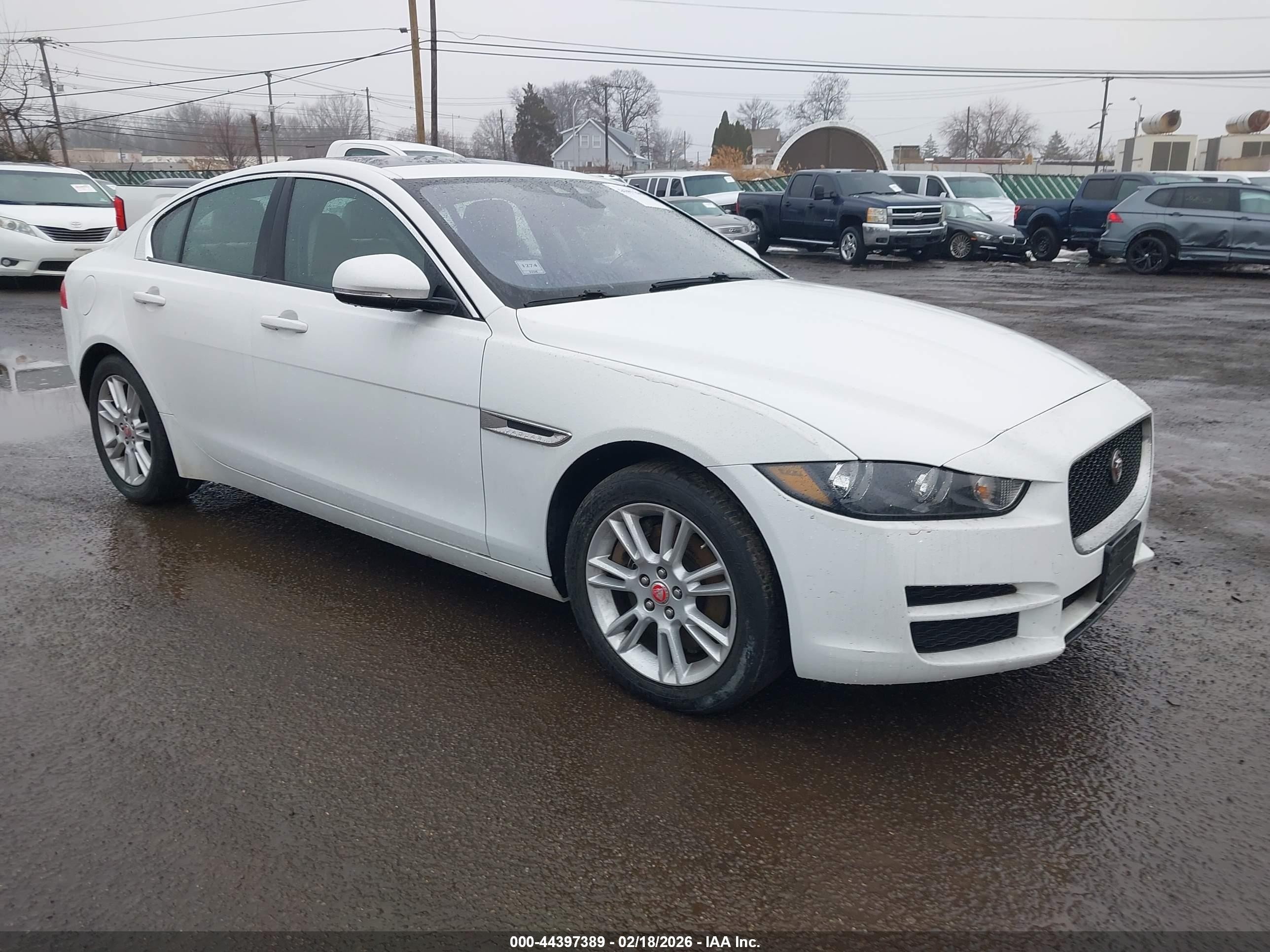 2017 Jaguar XE 20d Premium, VIN SAJAJ4BN4HA956865 — Фото с аукциона 1 of 6