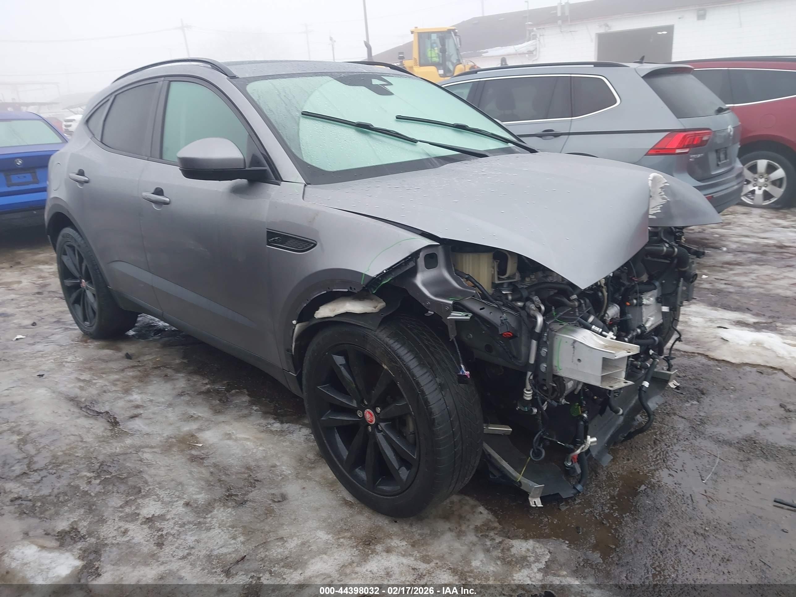 2022 Jaguar E-Pace SE, VIN SADFP2FX1N1030023 — Перед