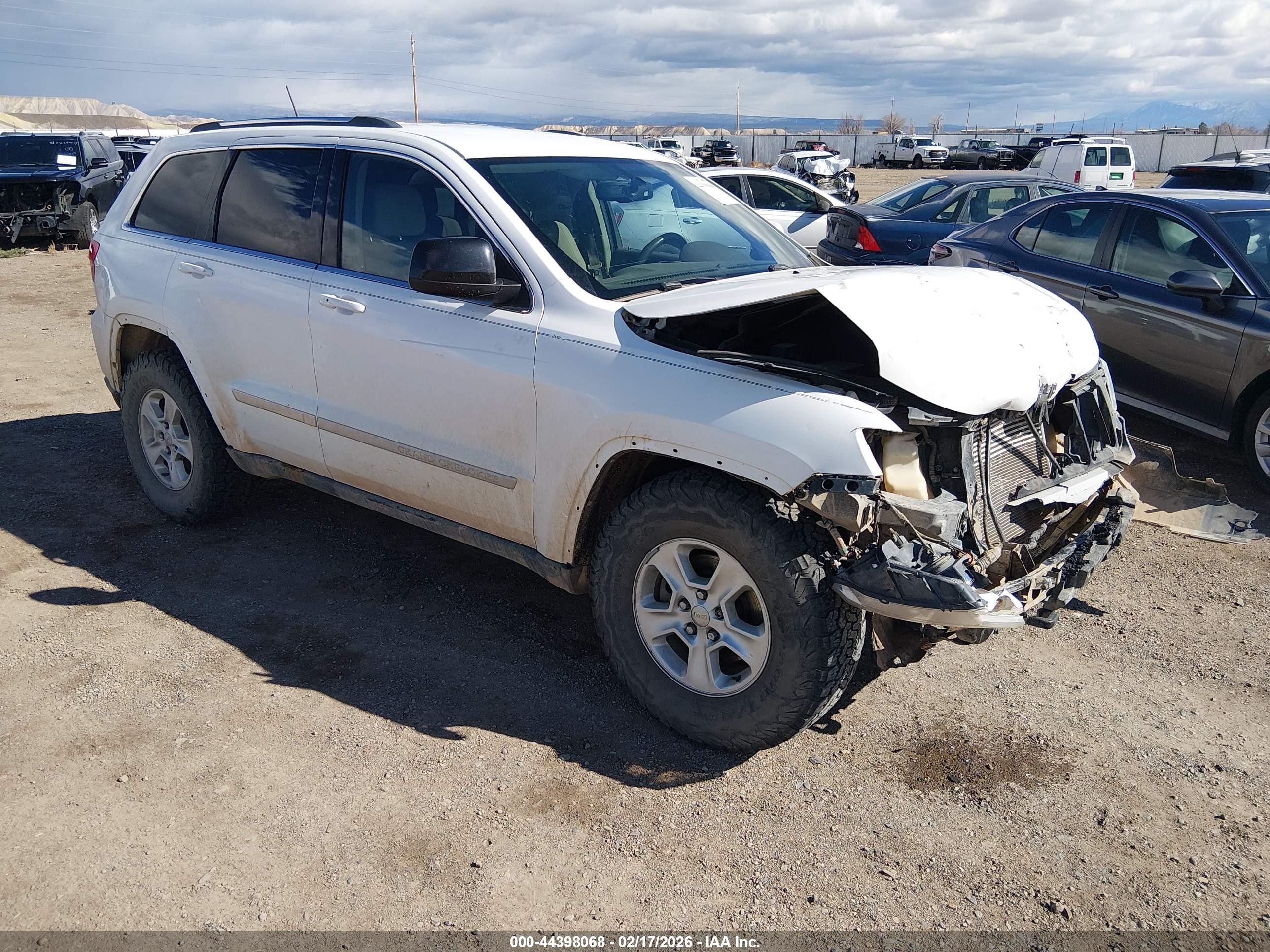 2013 Jeep Grand Cherokee Laredo, VIN 1C4RJFAG0DC641432 — Front end