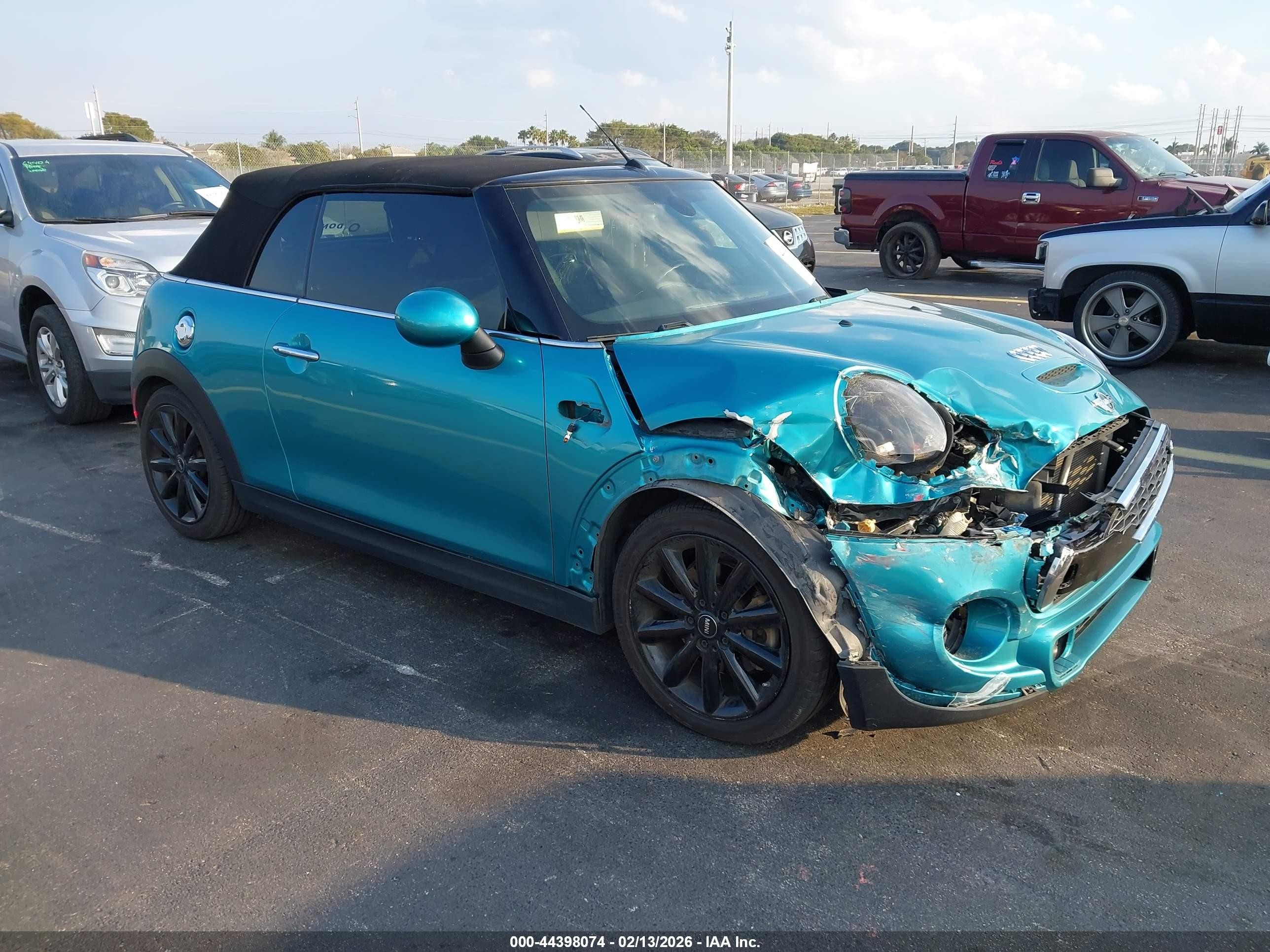 2018 MINI Convertible Cooper S, VIN WMWWG9C53J3E38352 — Перед