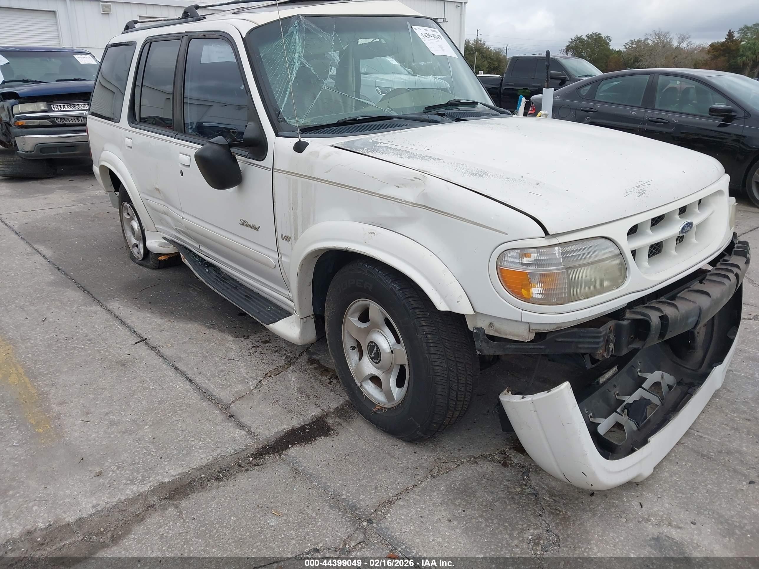 2000 Ford Explorer Limited, VIN 1FMZU65P5YZC22301 — Side