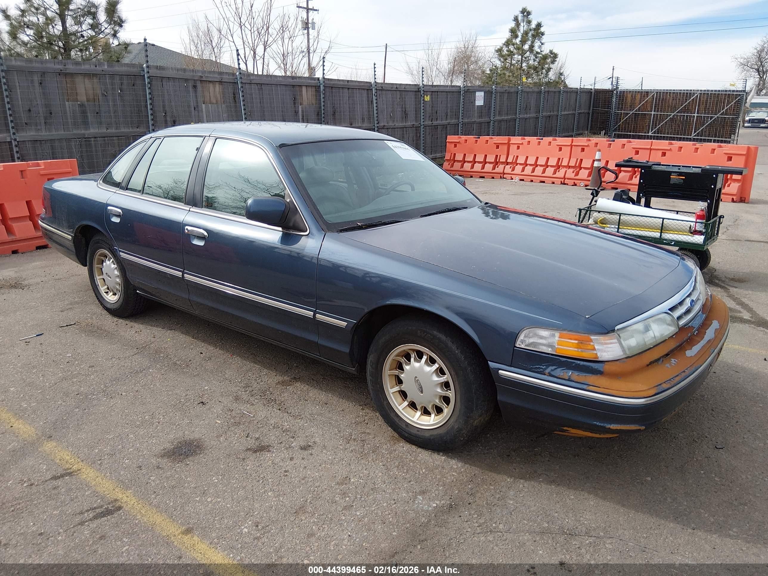 1996 Ford Crown Victoria LX, VIN 2FALP74W3TX166458 — Front end