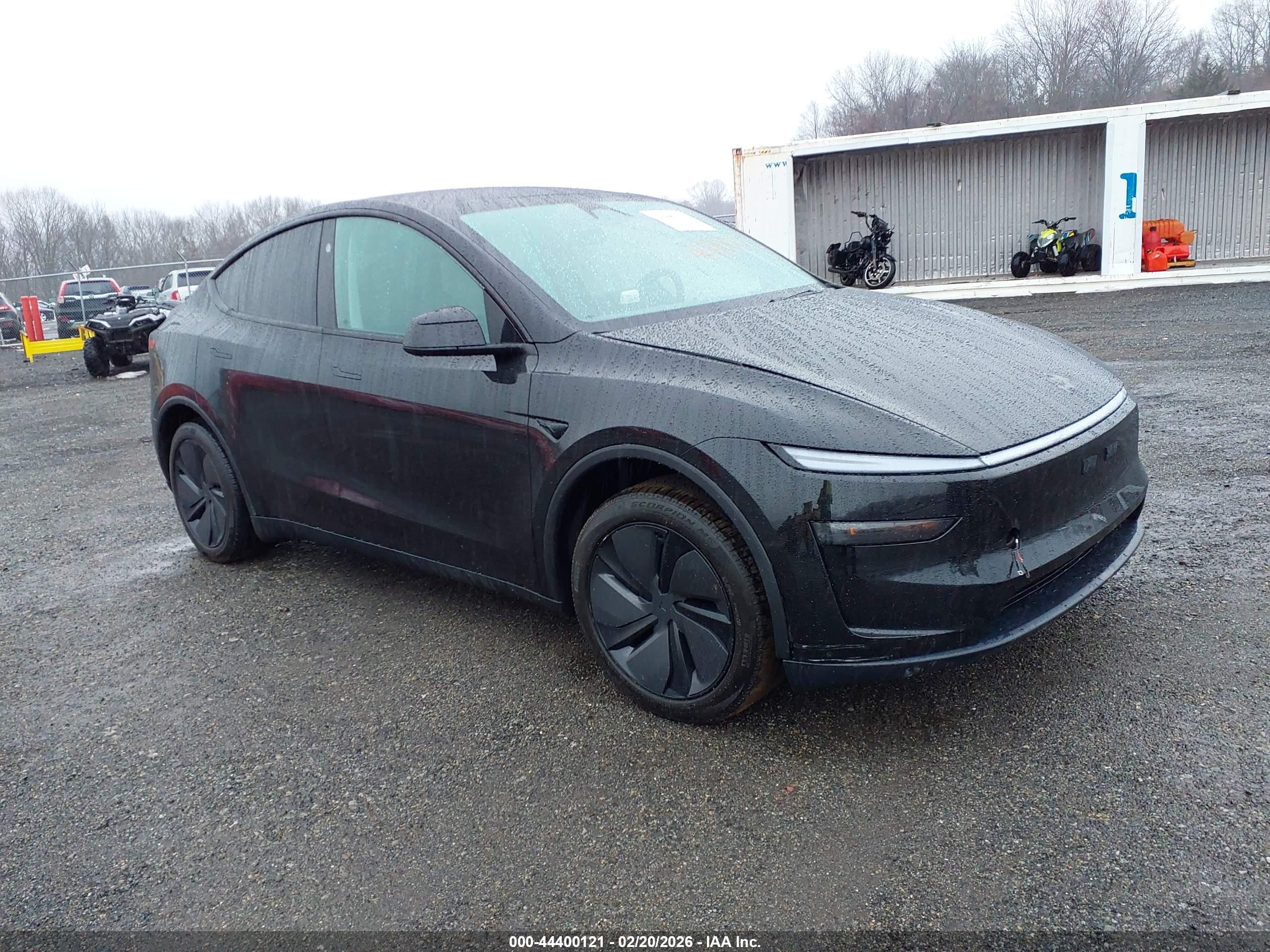 2026 Tesla Model Y Long Range, VIN 7SAYGDED0TA437309 — Бок