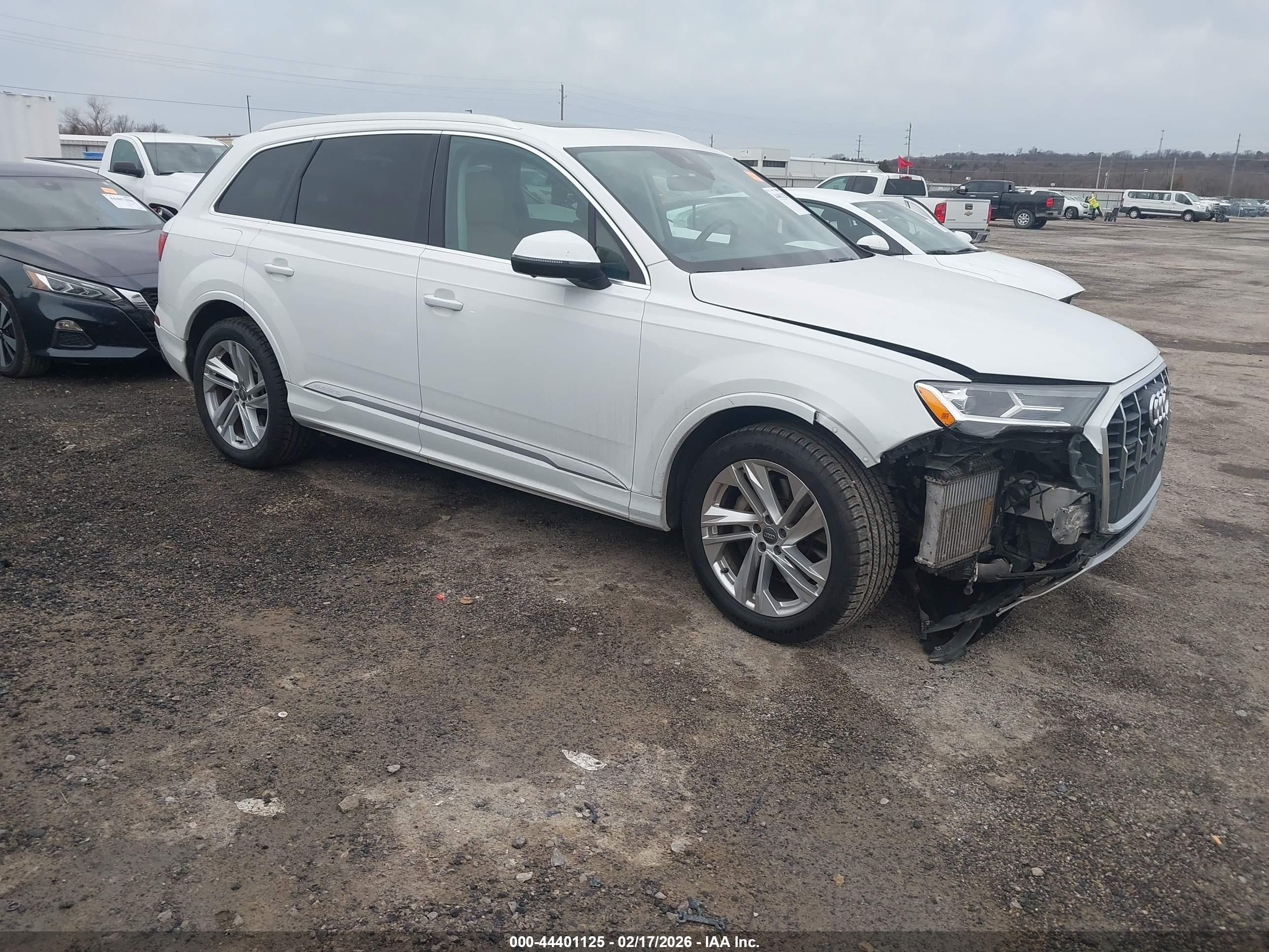 2020 Audi Q7 Premium Plus, VIN WA1LXAF73LD002917 — Перед