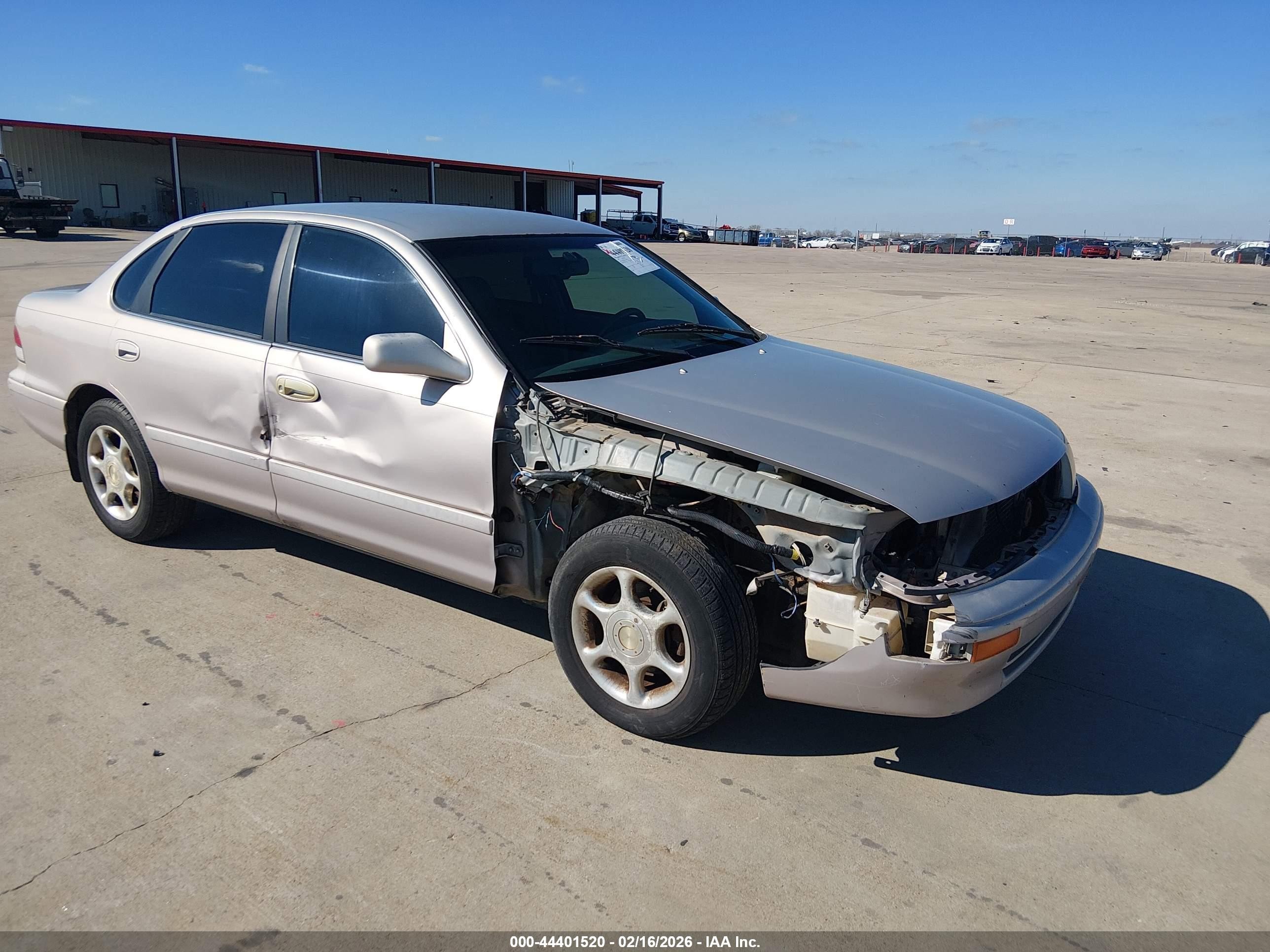 1997 Toyota Avalon XLS, VIN 4T1BF12B1VU155972 — Front end