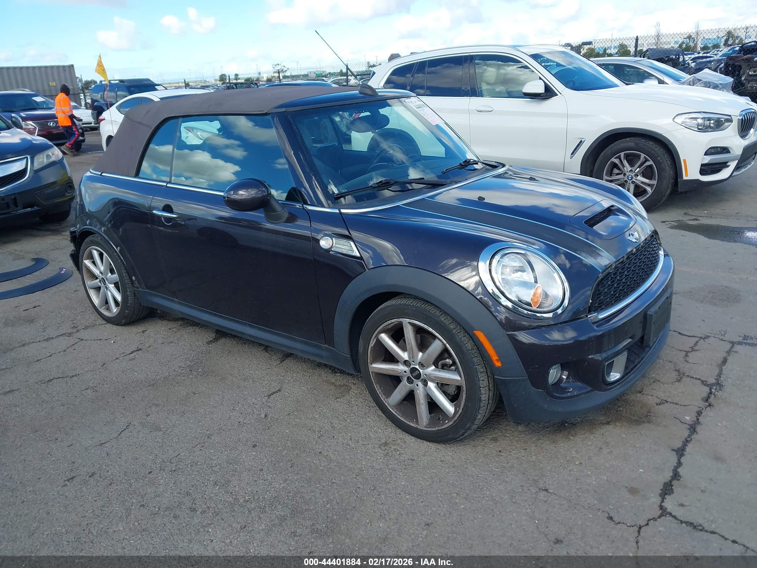 2012 MINI Convertible S, VIN WMWZP3C5XCT549880 — Зад