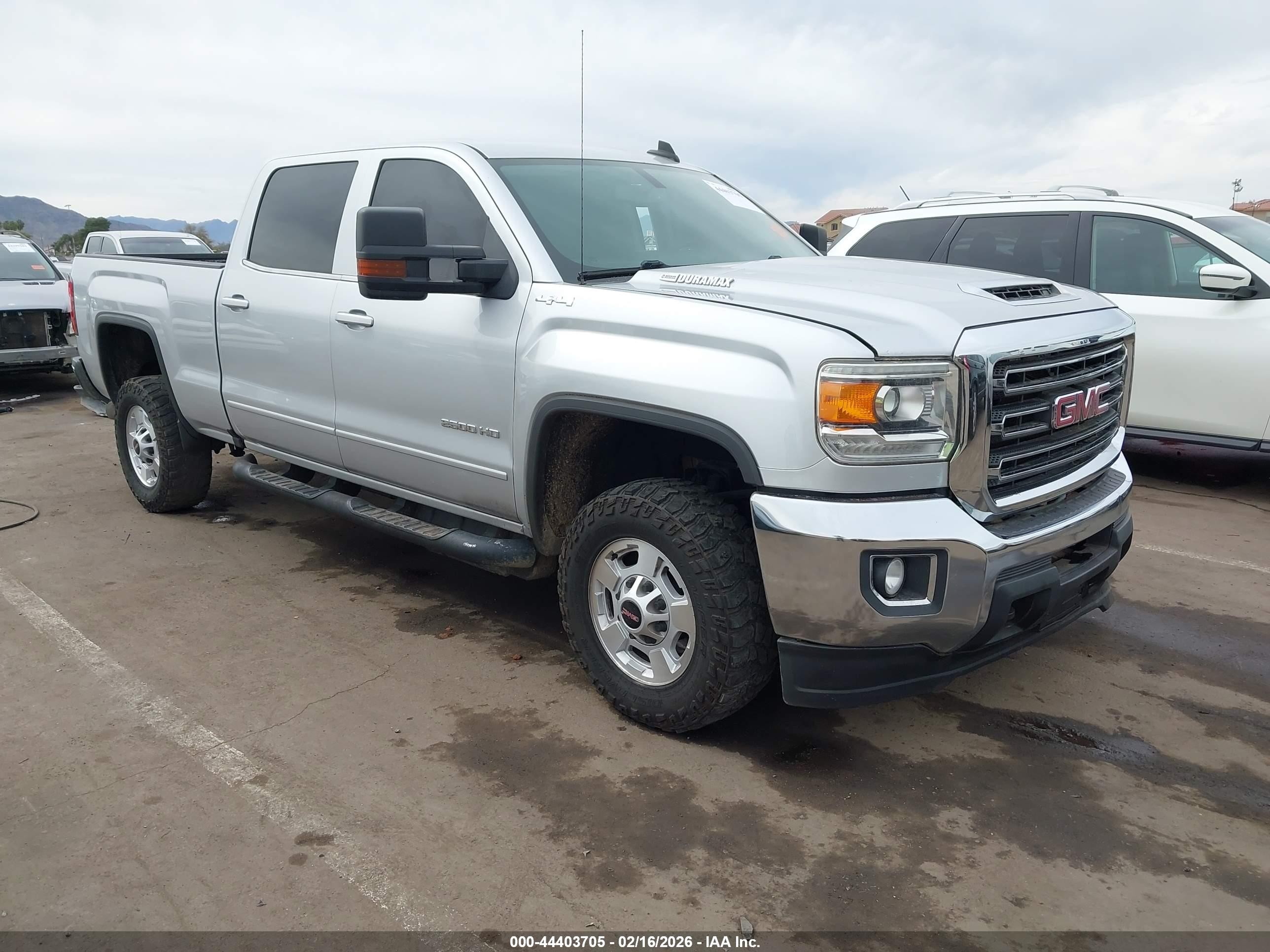 2017 GMC Sierra 2500HD SLE, VIN 1GT12SEY6HF111718 — Front end