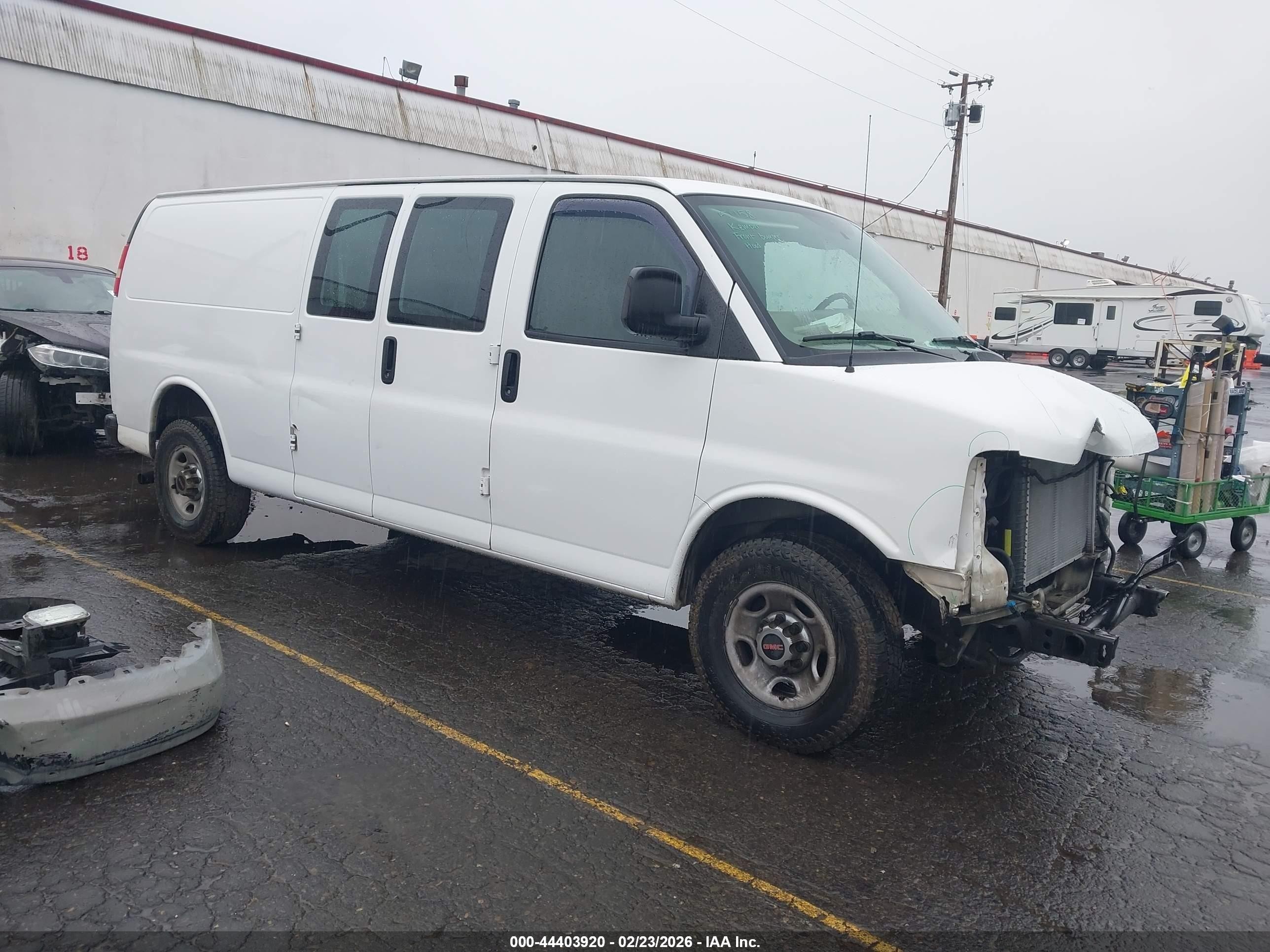 2015 GMC Savana, VIN 1GTW7GCF8F1275133 — Front end