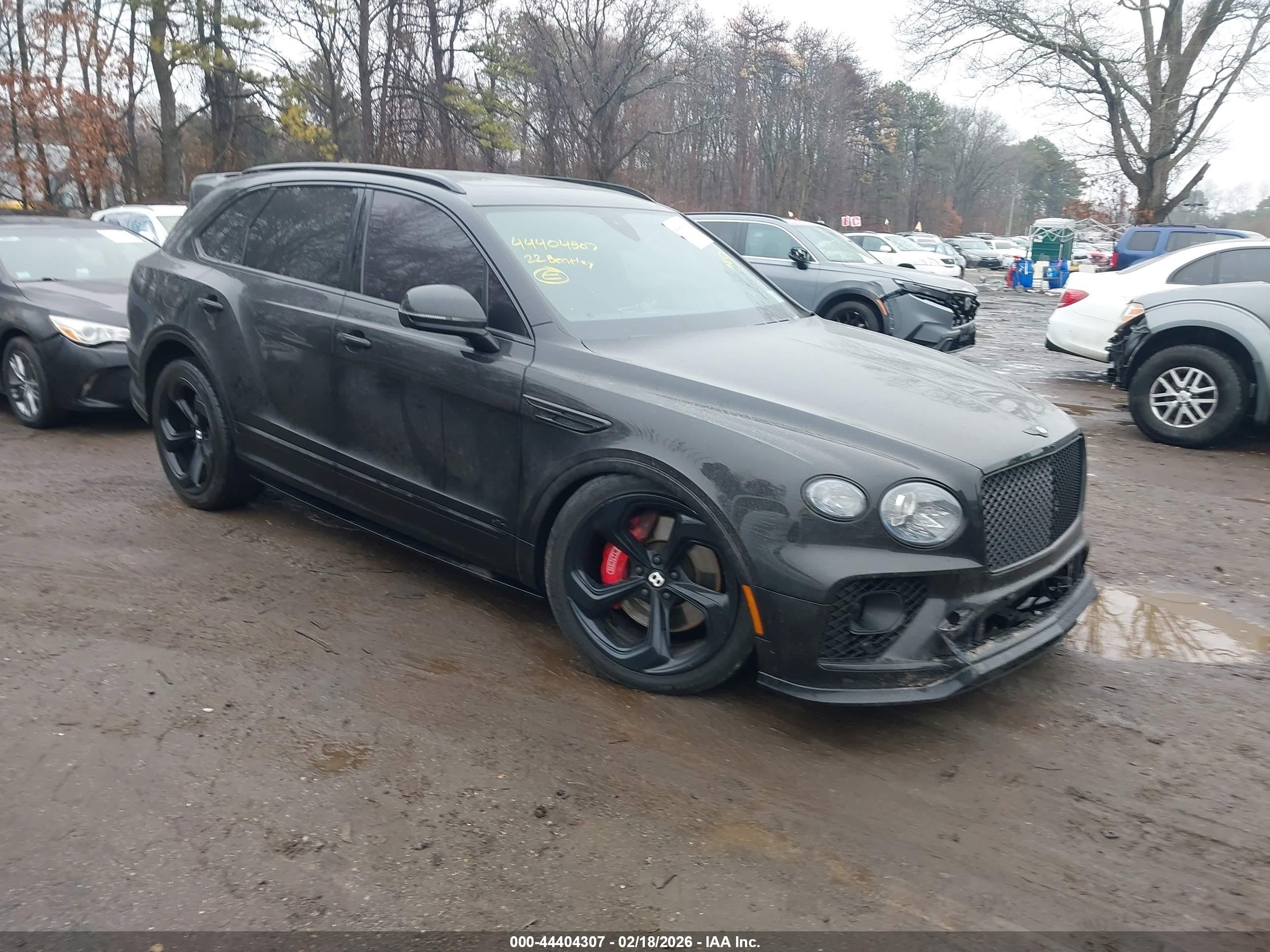 2022 Bentley Bentayga V8, VIN SJAAM2ZV5NC011277 — Front end