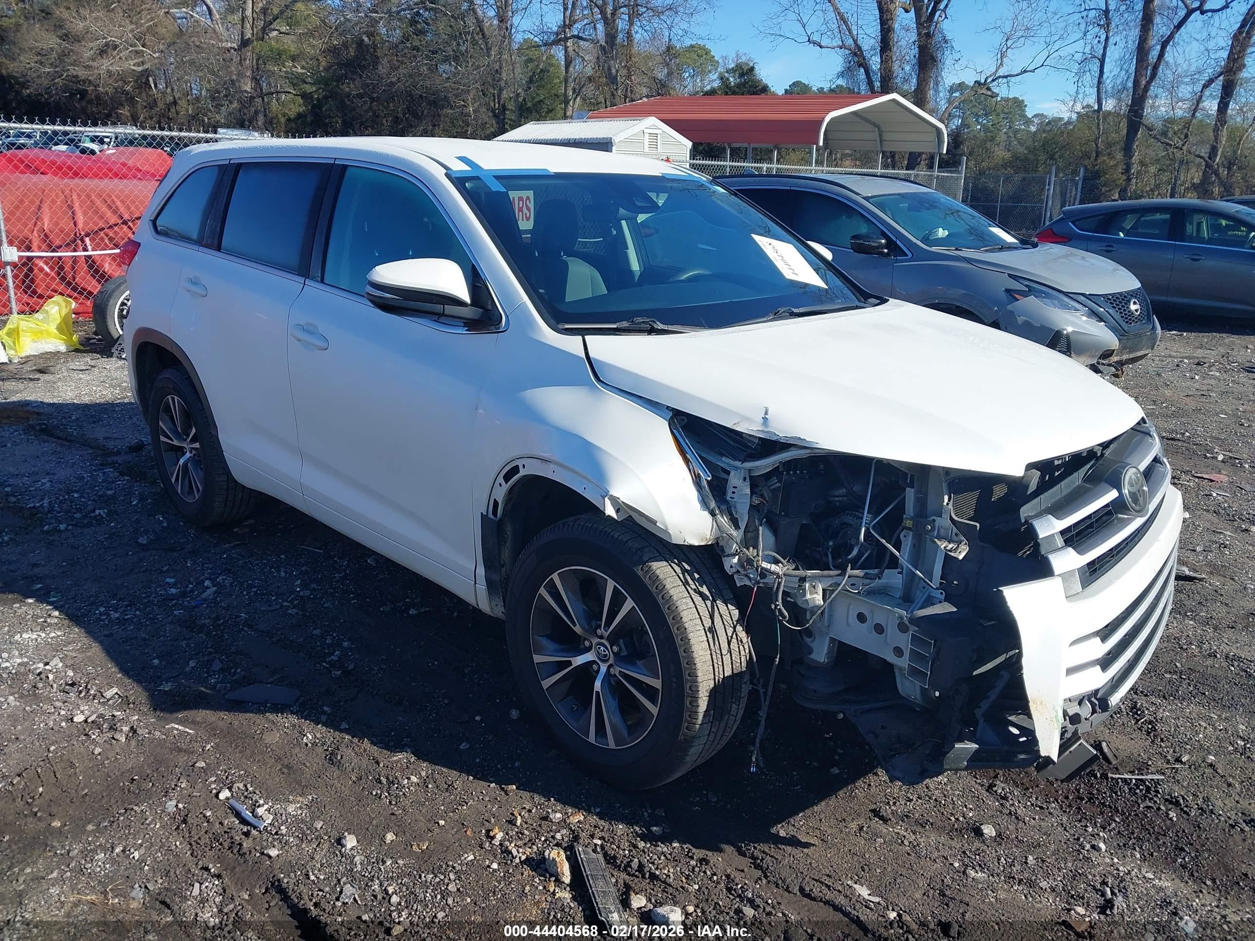 2018 Toyota Highlander LE, VIN 5TDZARFH3JS033868 — Front end